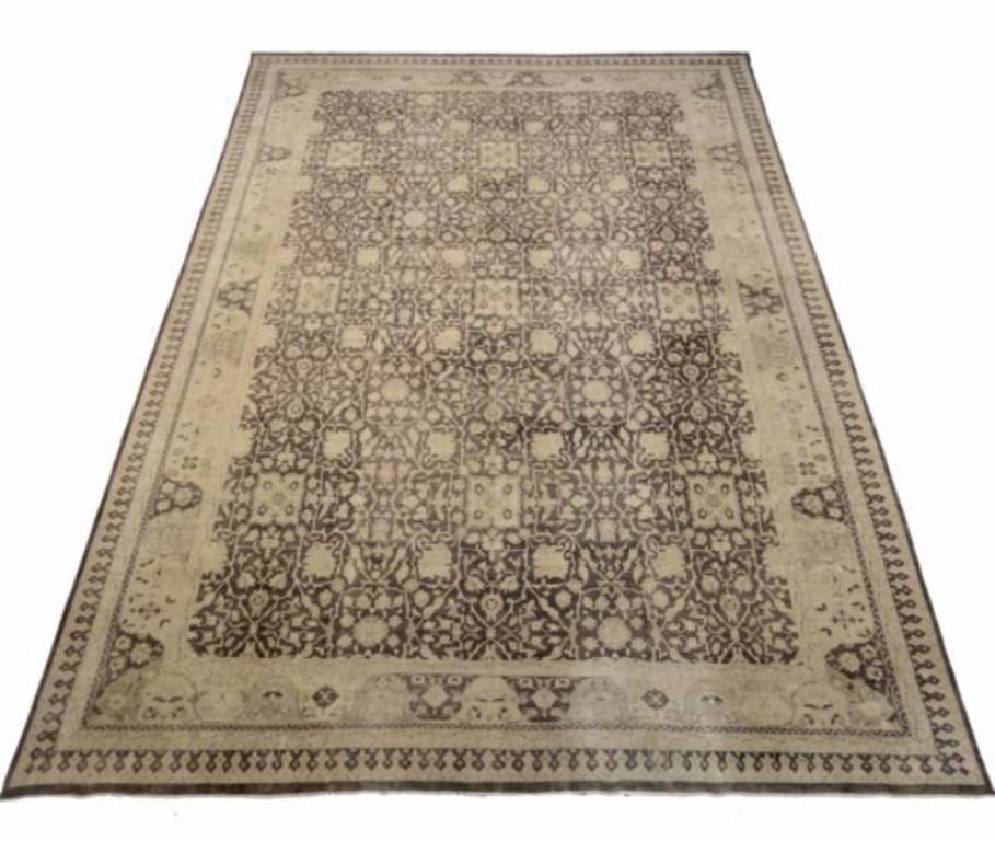 Entdecken Sie die Eleganz von Afghanistan Tabriz mit dem Over-Size-Teppich von circa 1990. Dieses exklusive Design aus Wolle und Braun-Elfenbein ist perfekt, um Ihren Raum zu verschönern.