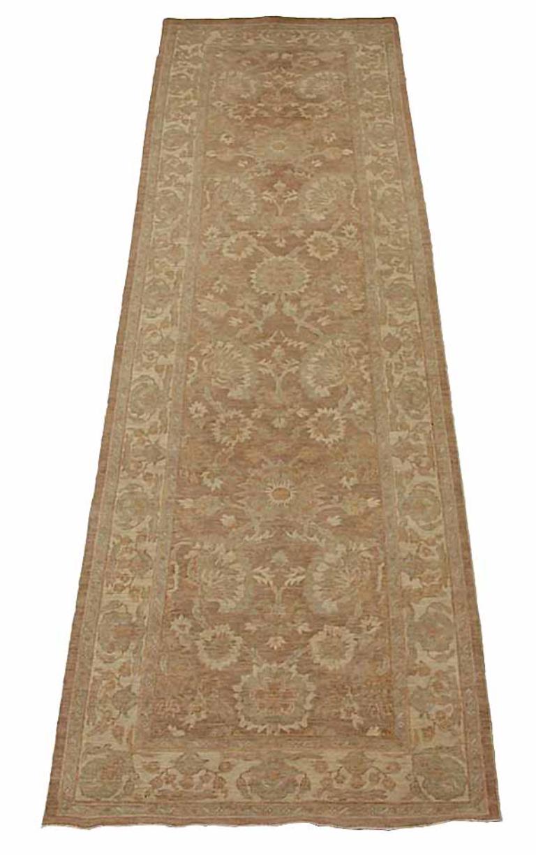 Entdecken Sie die Eleganz von Afghanistan Tabriz mit dem Läufer Circa 1990. Dieses exklusive Design aus Wolle und Braun-Elfenbein ist perfekt, um Ihren Raum zu verschönern.