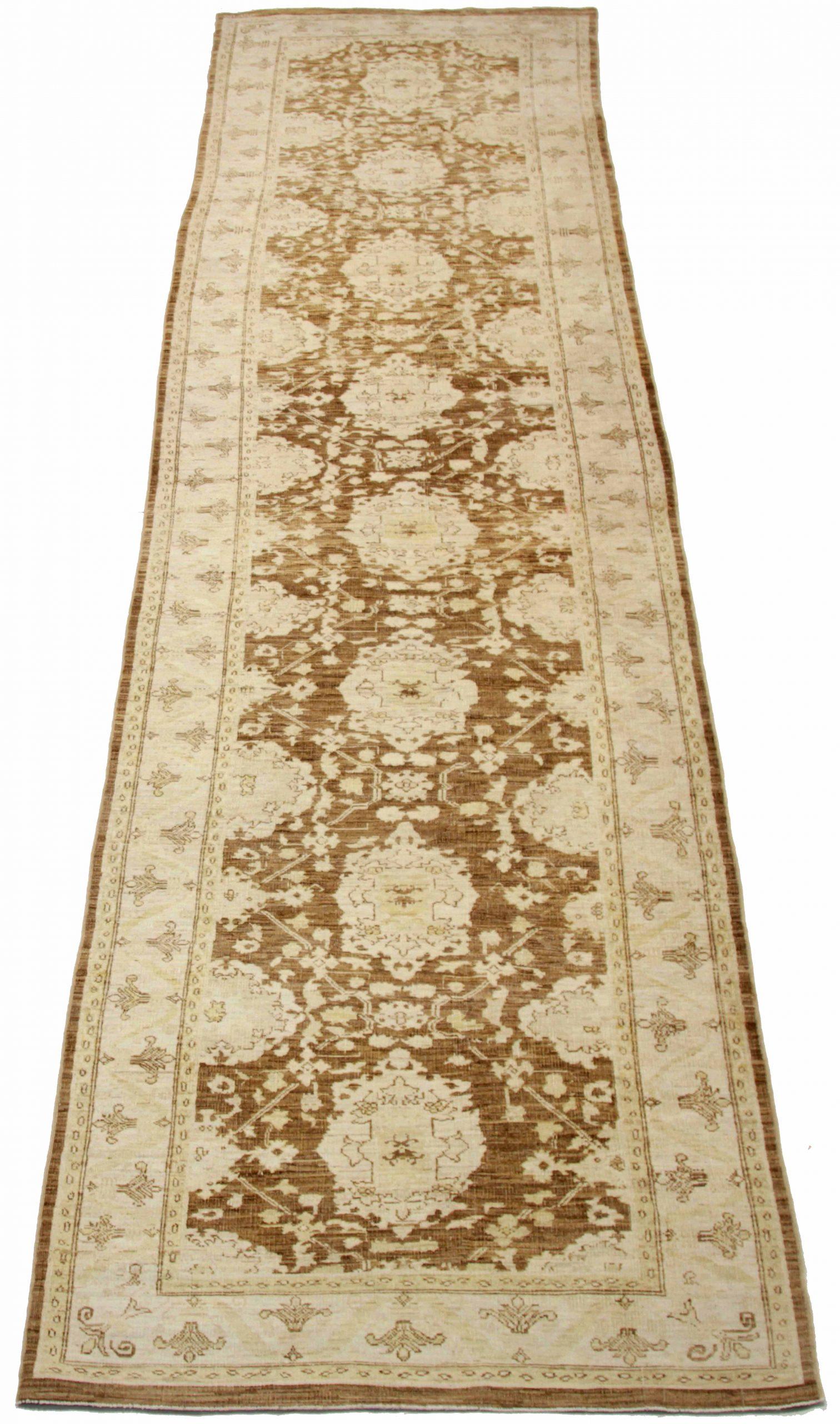 Entdecken Sie die Eleganz von Afghanistan Tabriz mit dem Läufer Circa 1990. Dieses exklusive Design aus Wolle und Braun-Elfenbein ist perfekt, um Ihren Raum zu verschönern.