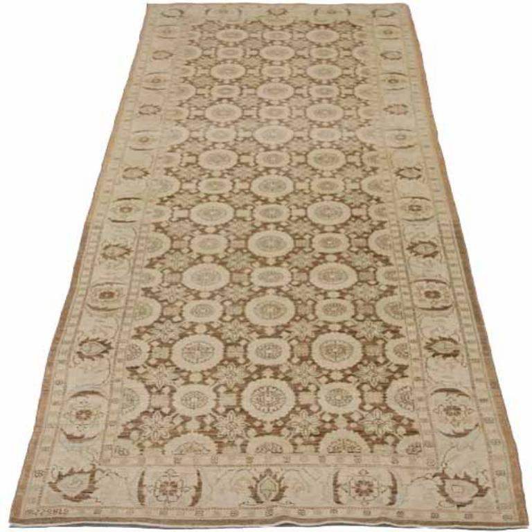 Entdecken Sie die Eleganz von Afghanistan Tabriz mit dem Läufer Circa 1990. Dieses exklusive Design aus Wolle und Braun-Elfenbein ist perfekt, um Ihren Raum zu verschönern.