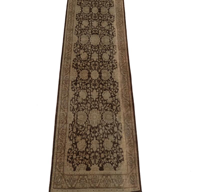 Entdecken Sie die Eleganz von Afghanistan Tabriz mit dem Läufer Circa 1990. Dieses exklusive Design aus Wolle und Braun-Elfenbein ist perfekt, um Ihren Raum zu verschönern.