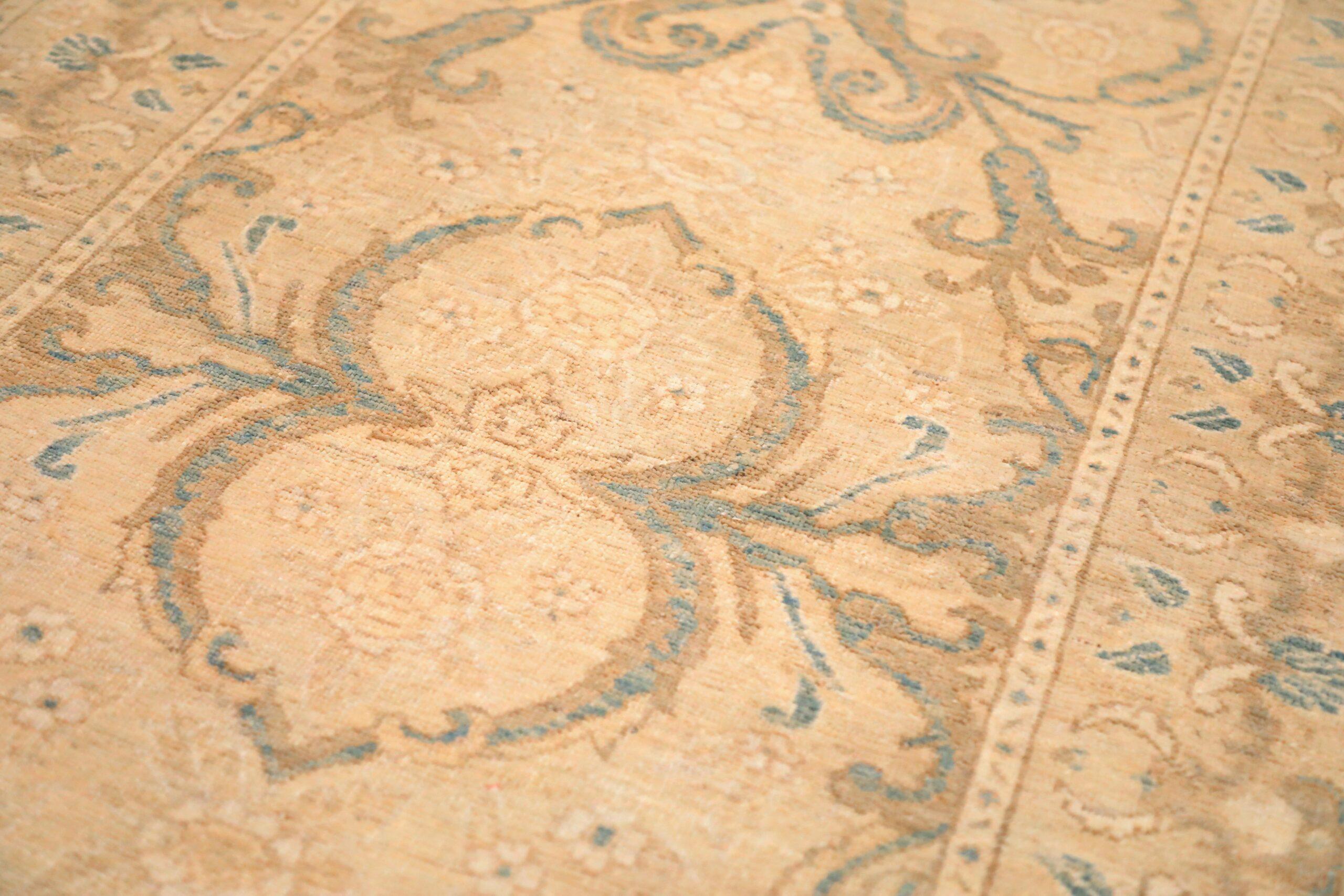 Entdecken Sie die Eleganz von Afghanistan Tabriz mit dem Läufer Circa 1990. Dieses exklusive Design aus Wolle und Elfenbein ist perfekt, um Ihren Raum zu verschönern.