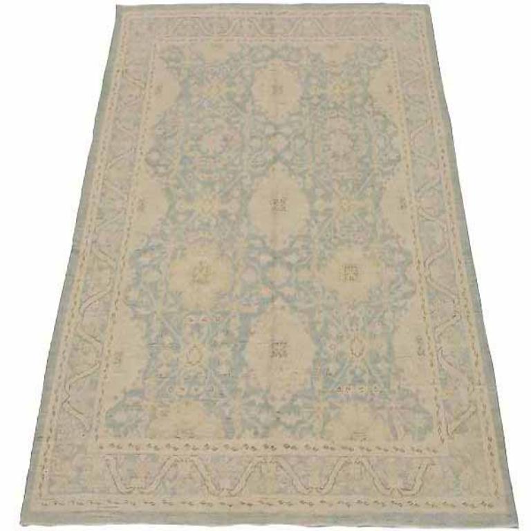 Découvrez l'élégance du petit tapis d'Afghanistan Tabriz, datant de 1990. Conçu avec de la laine et du Design/One, ce design exclusif est parfait pour mettre en valeur votre espace.