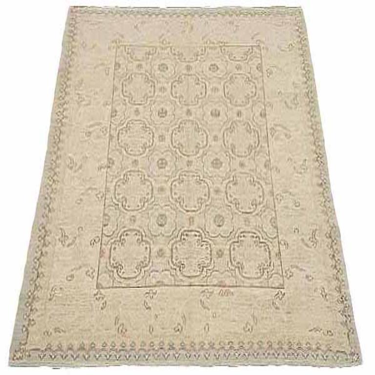 Scopri l'eleganza dell'Afghanistan Tabriz con il tappeto piccolo CIRCA 1990. Progettato in lana e marrone-avorio, questo design esclusivo è perfetto per valorizzare il tuo spazio.