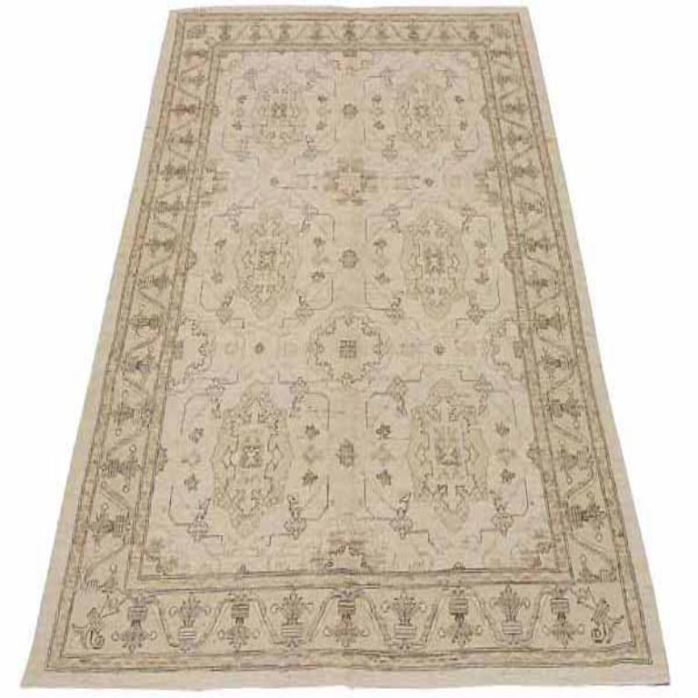 Découvrez l'élégance du petit tapis d'Afghanistan Tabriz, datant de 1990. Conçu avec de la laine et du Design/One, ce design exclusif est parfait pour mettre en valeur votre espace.