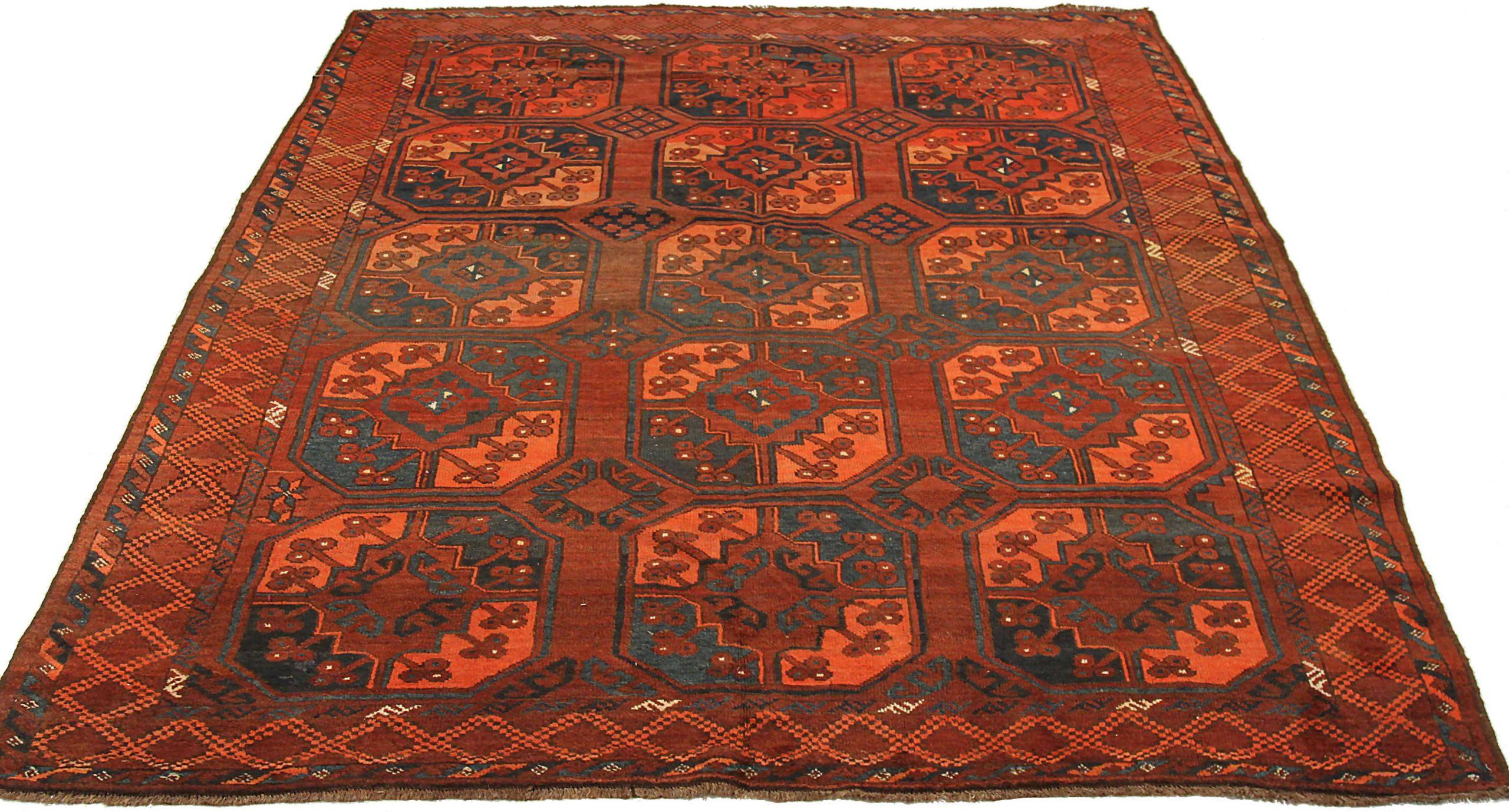 Découvrez l'élégance du petit tapis Tekeh d'Afghanistan, datant de 1910. Conçu avec Wool et Blue/OrangeRed, ce design exclusif est parfait pour mettre en valeur votre espace.