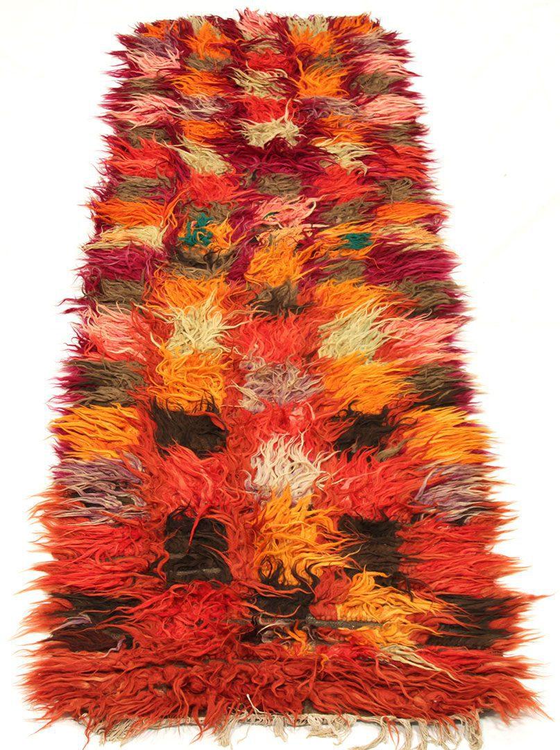 Entdecken Sie die Eleganz des Tulu-Teppichs aus Afghanistan, der mit einem Läufer um 1990 ausgestattet ist. Dieses exklusive Design aus Wolle und OrangePinkRotGelb ist perfekt, um Ihren Raum zu verschönern.