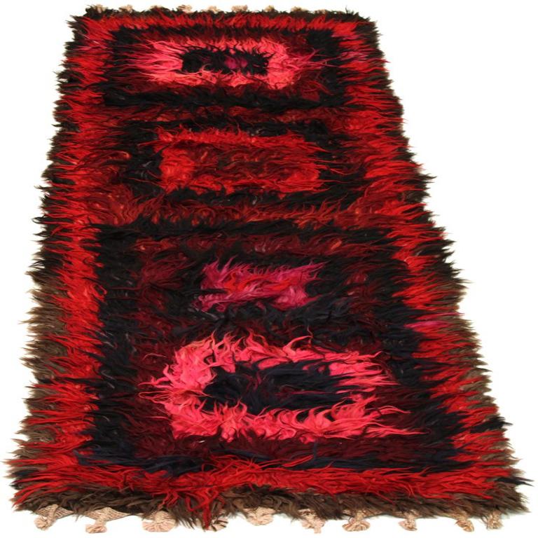 Entdecken Sie die Eleganz des Tulu-Teppichs aus Afghanistan, der mit einem Läufer um 1990 ausgestattet ist. Dieses exklusive Design aus Wolle und BlackPinkRed ist perfekt, um Ihren Raum zu verschönern.