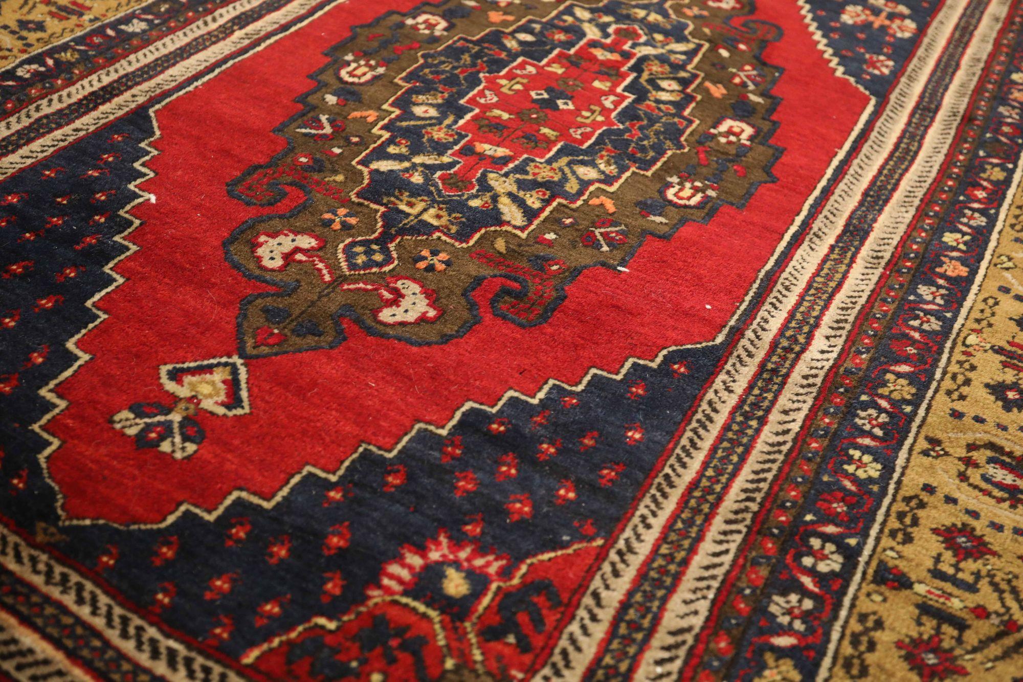Découvrez l'élégance d'un tapis d'Afghanistan de style turc, datant de 1990. Conçu avec de la laine et du brun bleu marine, ce design exclusif est parfait pour mettre en valeur votre espace.