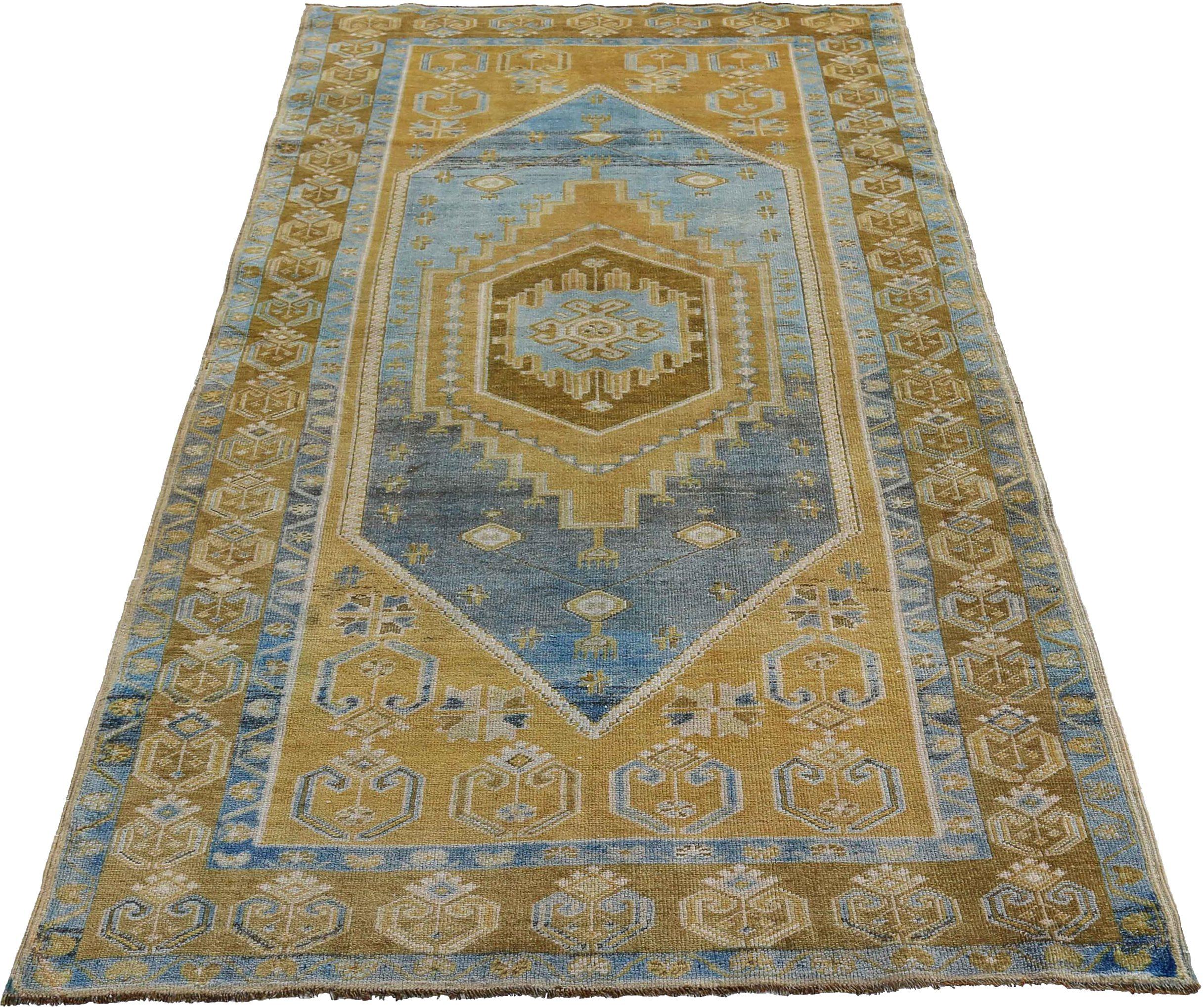 Découvrez l'élégance d'un petit tapis turc d'Afghanistan datant de 1910. Conçu avec de la laine et du Design/One, ce design exclusif est parfait pour mettre en valeur votre espace.