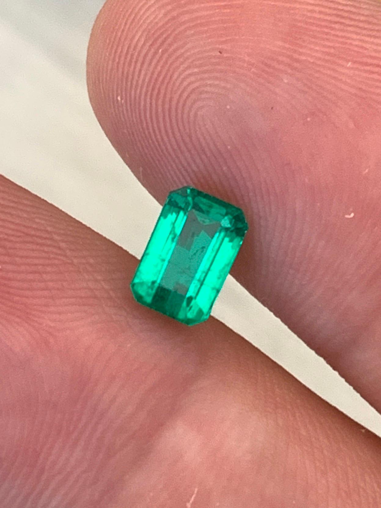 Afghanistan(Panjshir) 1.13 Ct Vivid Green Premium Grade Emerald Guild Certified In Excellent Condition For Sale In บางรัก, TH