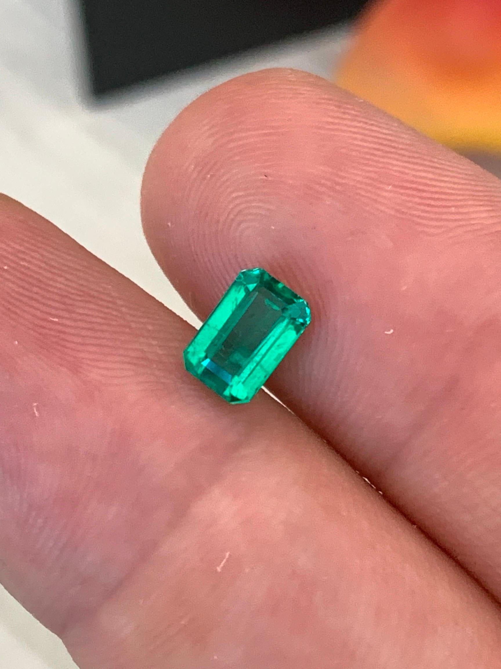 Women's or Men's Afghanistan(Panjshir) 1.13 Ct Vivid Green Premium Grade Emerald Guild Certified For Sale