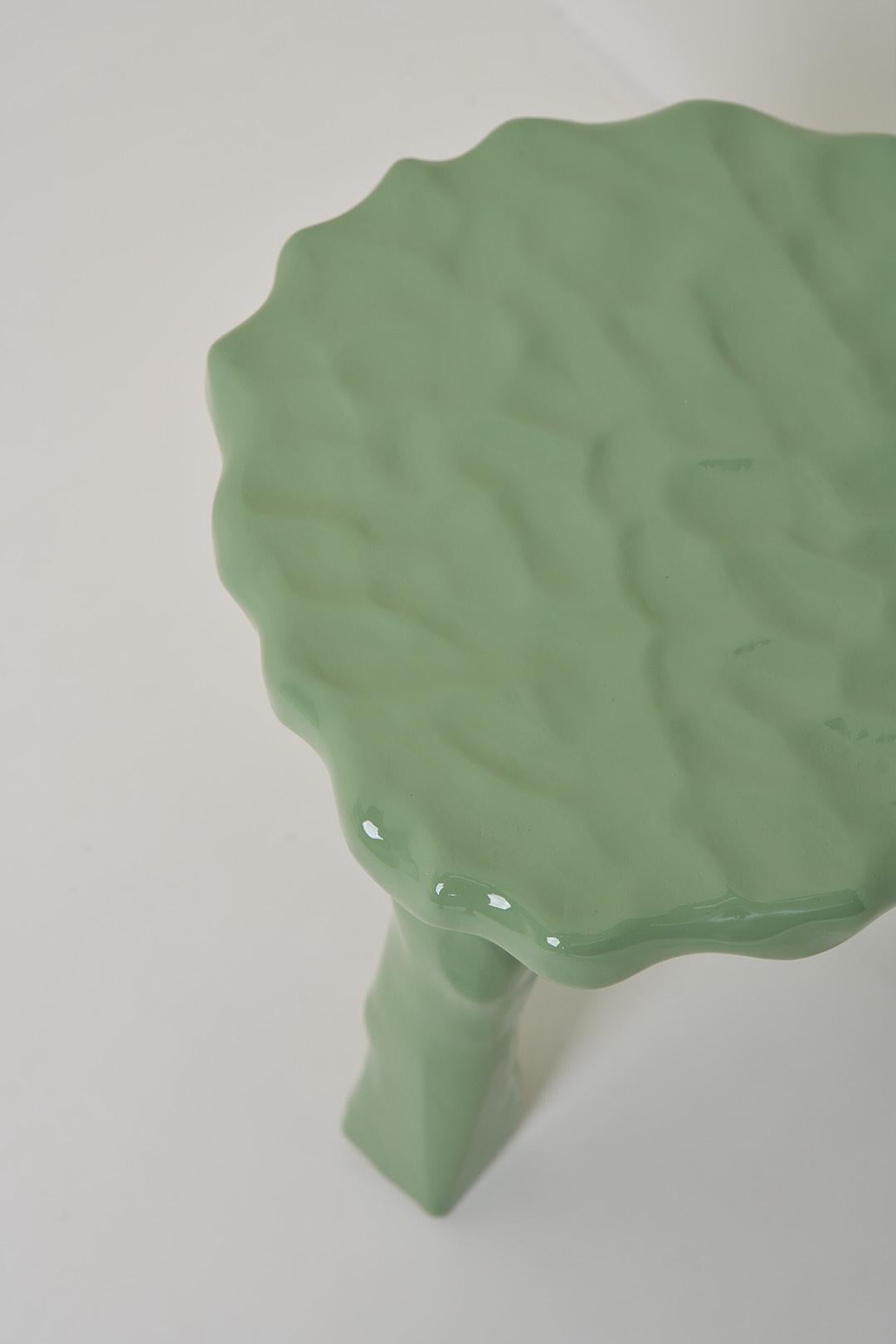 Colección Afinco, Taburete bajo de madera verde espárrago Siglo XXI y contemporáneo en venta