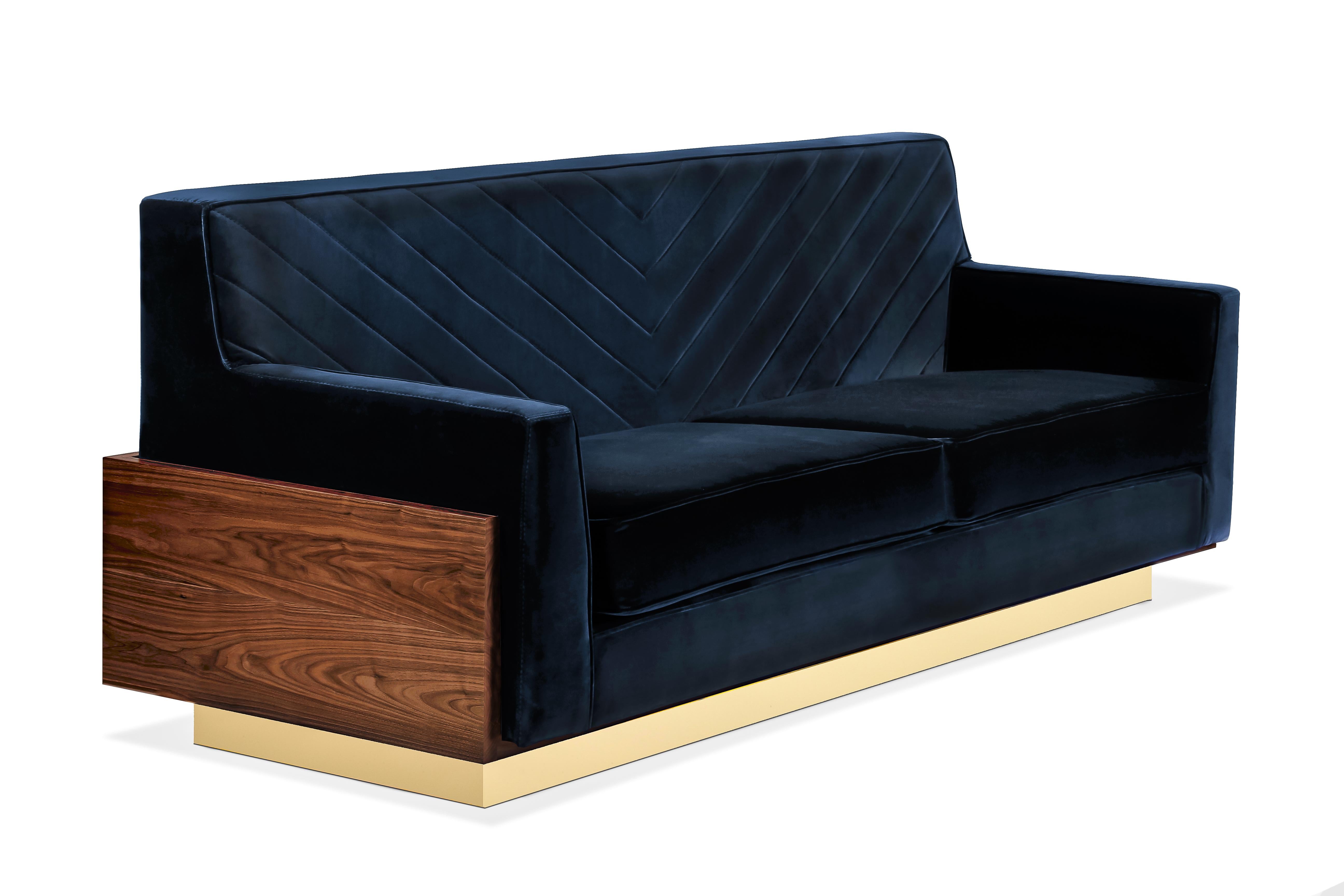 Afonso sofa, Royal Stranger
Dimensions : 102 x 220 x 84 cm : 102 x 220 x 84 cm
MATERIAL : Velours, bois de noyer et laiton

Inspiré par la marine marchande et les découvertes portugaises, le canapé Afonso naît d'une structure en bois massif, d'un