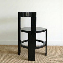 A_Forma Chair Définie par sa structure en bois courbé laqué brillant