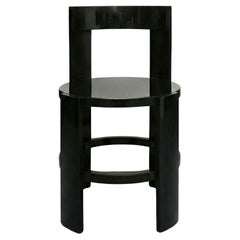 A_Forma Chair Définie par sa structure en bois courbé laqué brillant