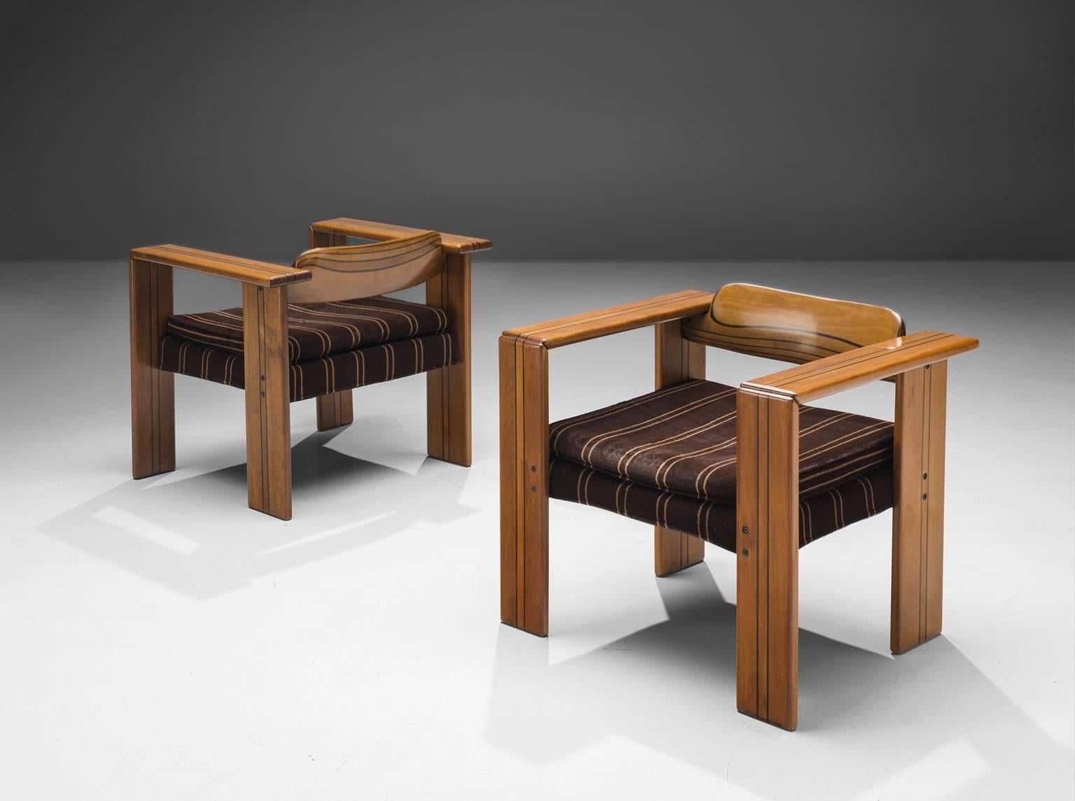 Afra & Tobia Scarpa for Maxalto, set of two 'Artona' armchairs, walnut and brown fabric, Italy 1975.

Pair of cubic Artona lounge chairs by Italian designer couple Afra and Tobia Scarpa. The Artona line by the Scarpa duo was in fact the first line