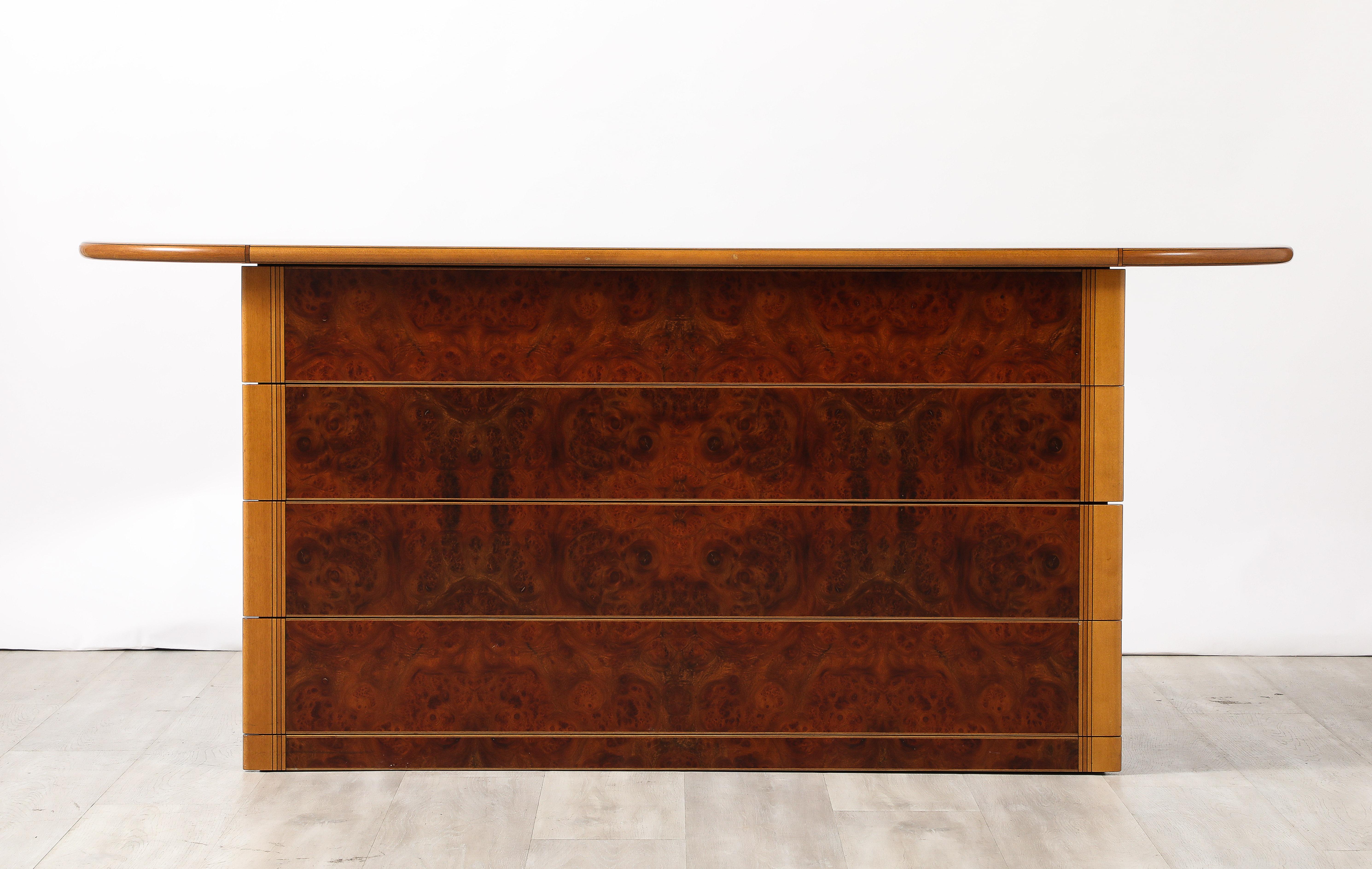 La commode della collezione 'Artona' è stata disegnata da Afra & Tobia Scarpa e prodotta da Maxalto, intorno al 1975, è un mobile classico che esemplifica l'elegante semplicità e l'impeccabile maestria di questo iconico duo del design italiano.  Una