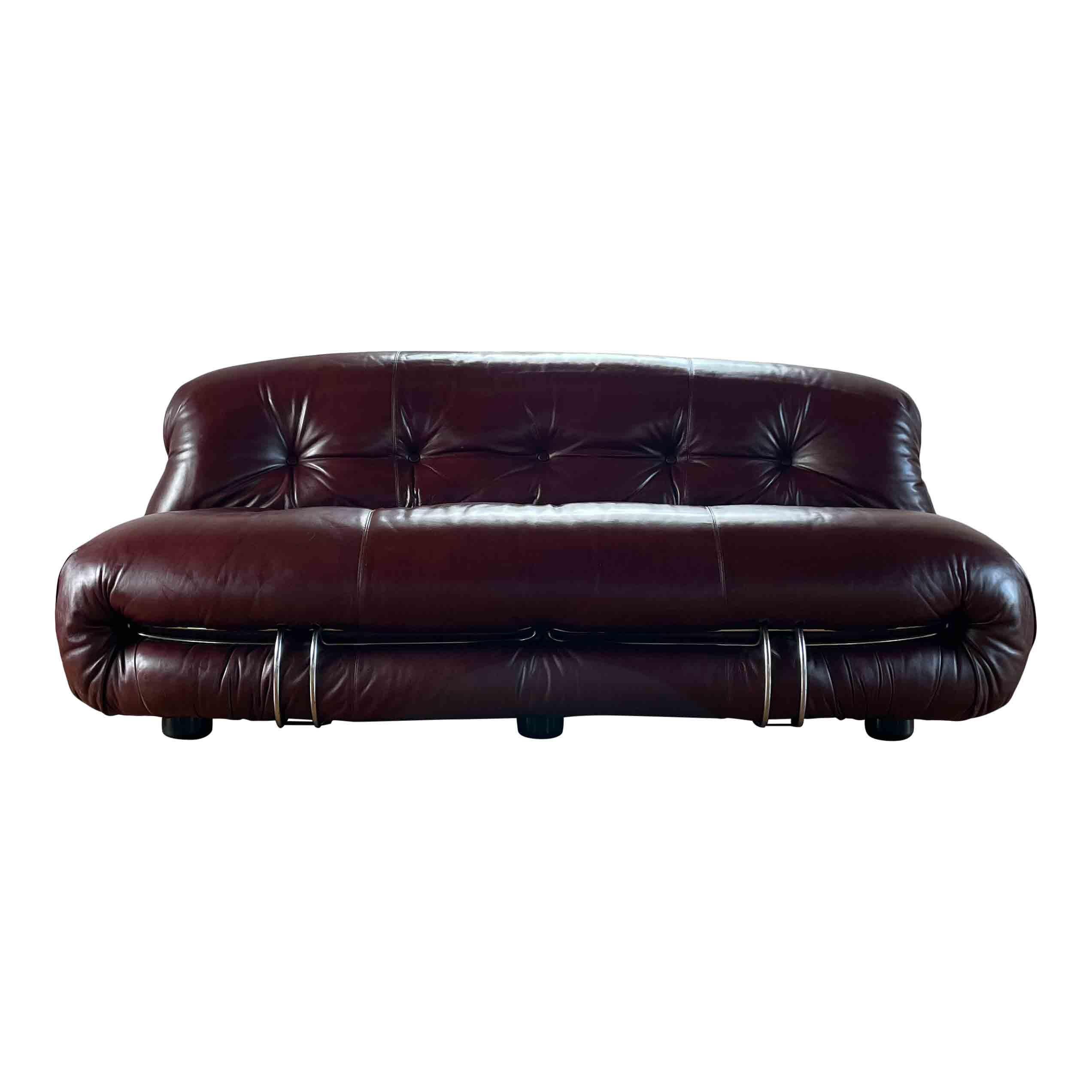 Divano a due posti Soriana, progettato da Afra & Tobia Scarpa e prodotto dall'azienda italiana Cassina nel 1969.
Presenta la sua tappezzeria originale in pelle marrone.
Vincitore del premio 