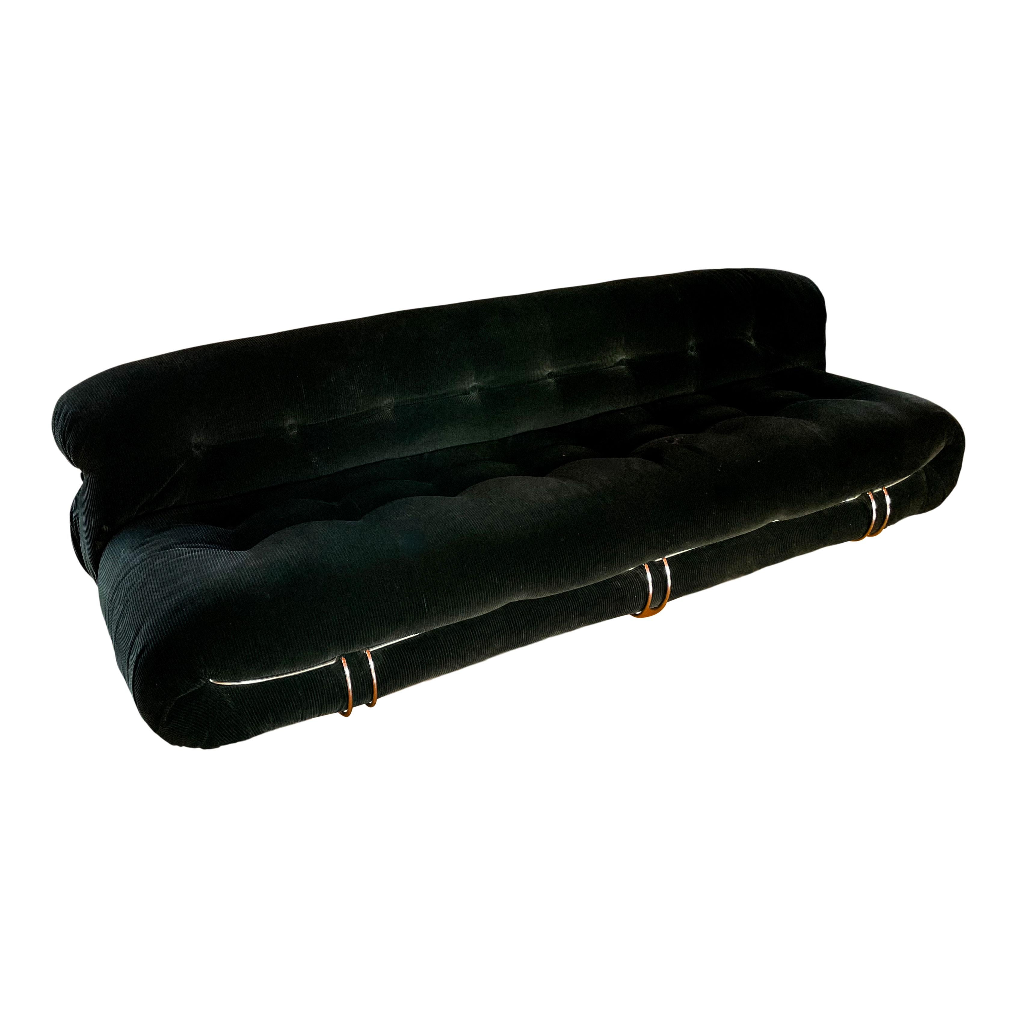 Divano a tre posti Soriana, disegnato da Afra & Tobia Scarpa e prodotto dall'azienda italiana Cassina nel 1969.
Rivestito con velluto marrone.
Vincitore del premio 