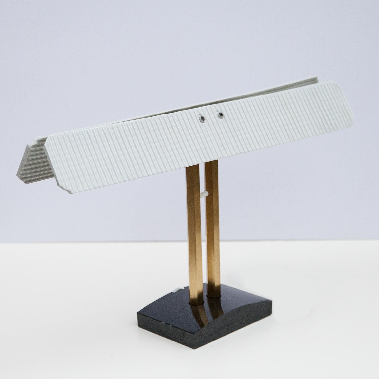 Très rare lampe de table Capalonga conçue par Afra & Toba Scarpa, fabriquée par Flos, Italie 1982. La lampe de table est dotée d'un socle en métal peint en noir et d'un variateur d'intensité on/off en porcelaine blanche attenant.

Les barres