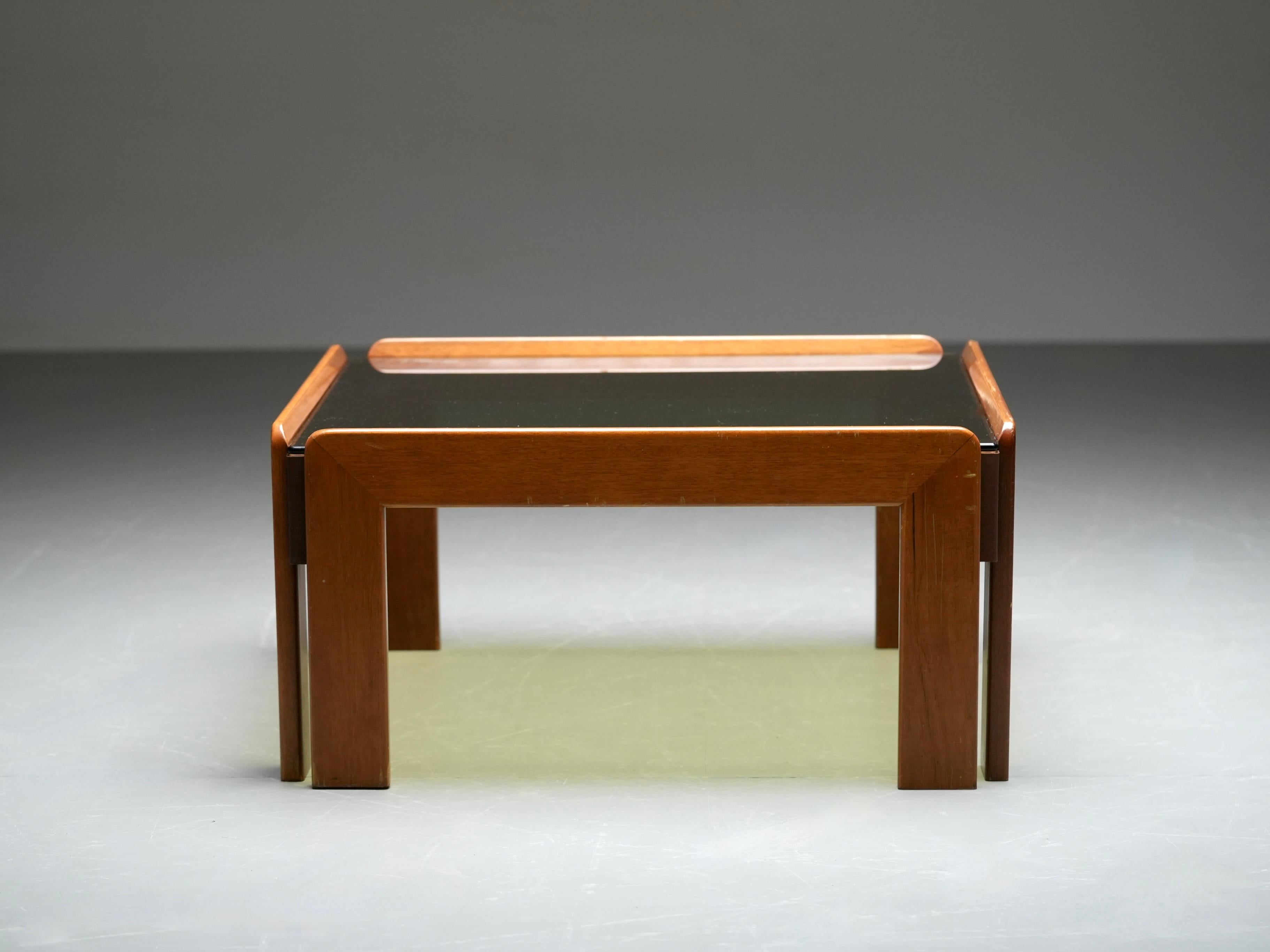 Table basse en bois et verre Afra et Tobia Scarpa, Italie, années 1960

Cette table basse a été conçue par A et Tobia Scarpa en Italie, connus pour leur approche raffinée des formes et des matériaux. Le design s'articule autour d'un épais plateau en