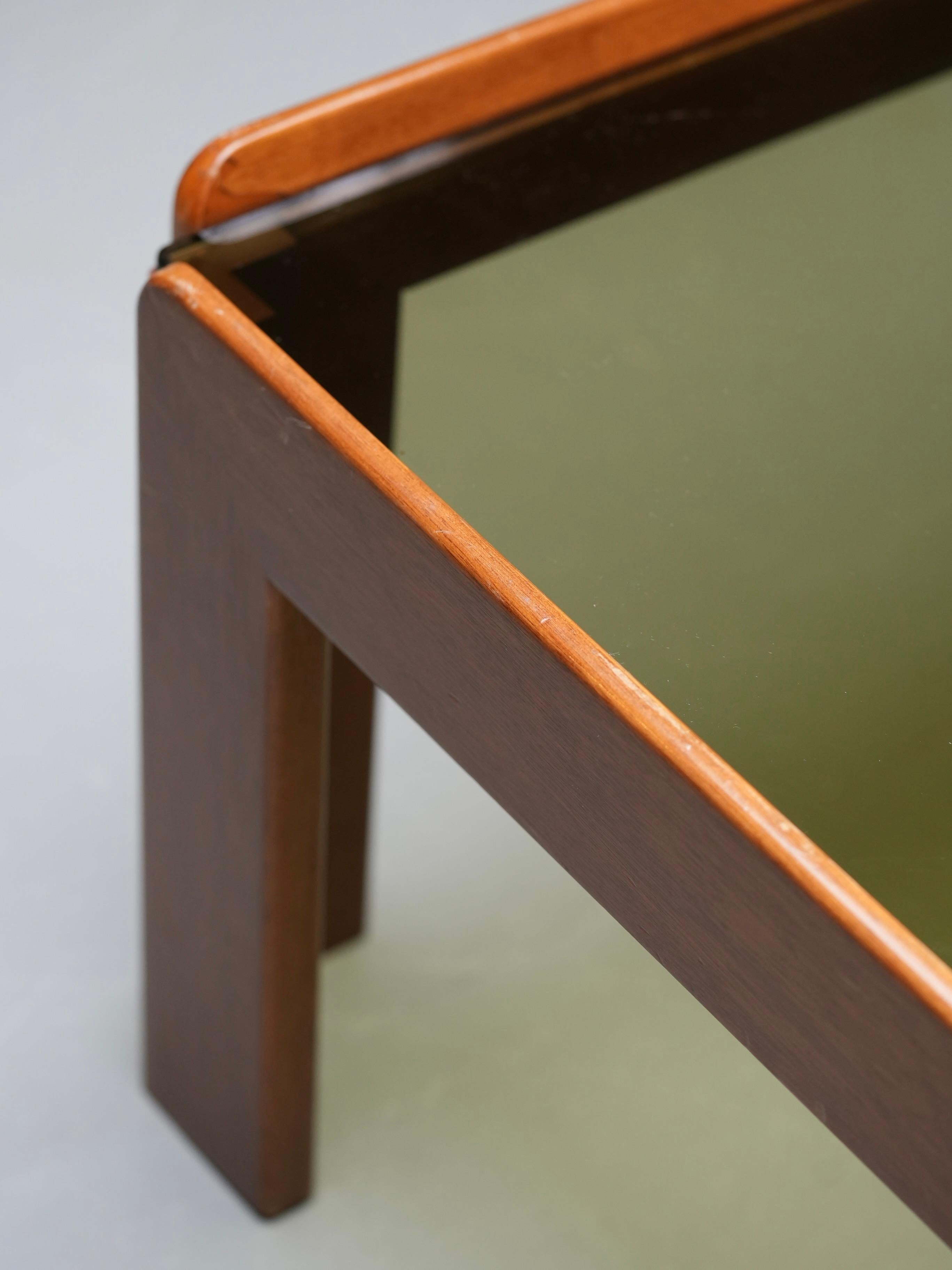 Table basse en noyer et verre Afra & Tobia Scarpa, Italie, années 1960 Bon état - En vente à Uithoorn, NL