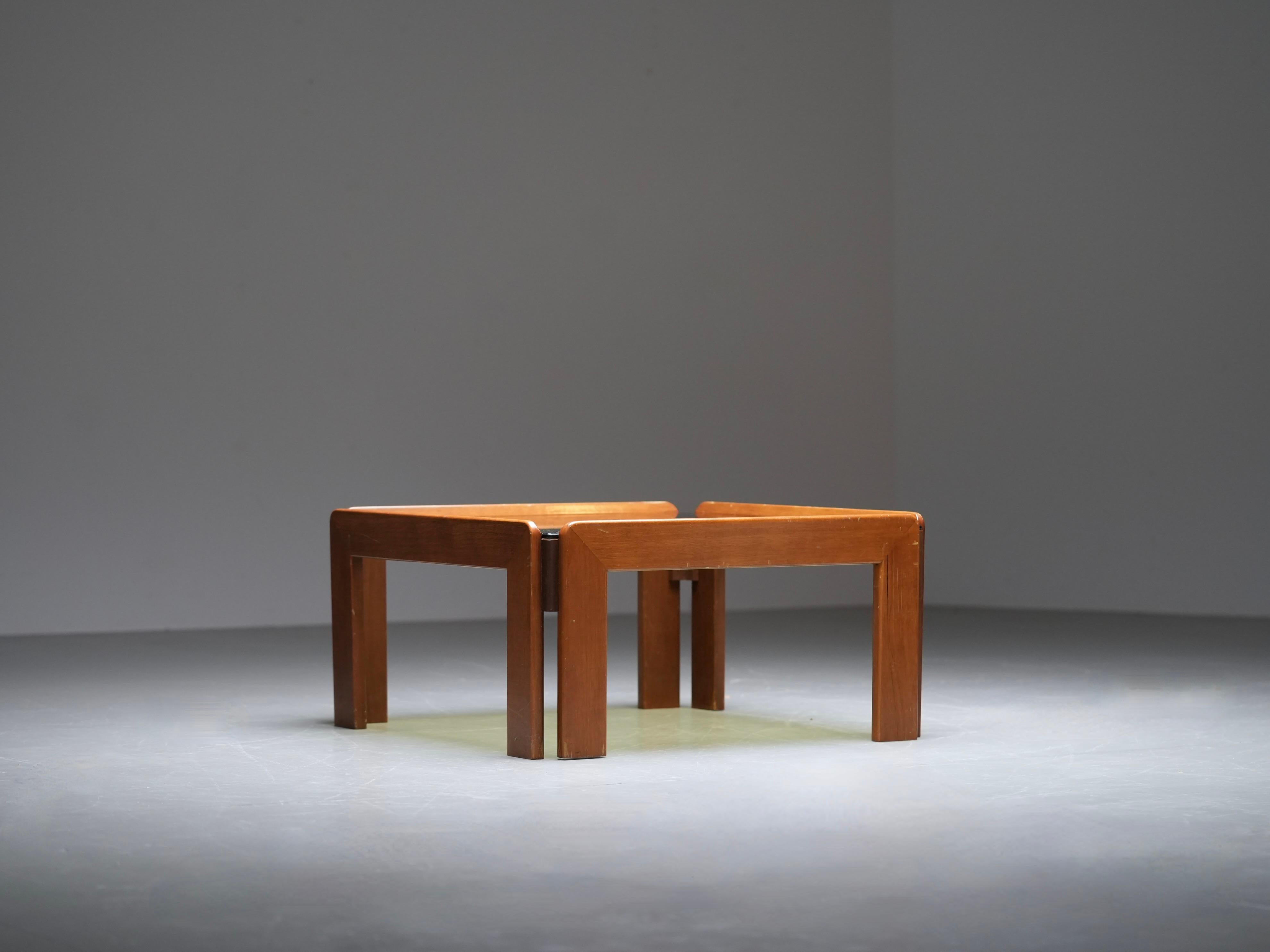 20ième siècle Table basse en noyer et verre Afra & Tobia Scarpa, Italie, années 1960 en vente
