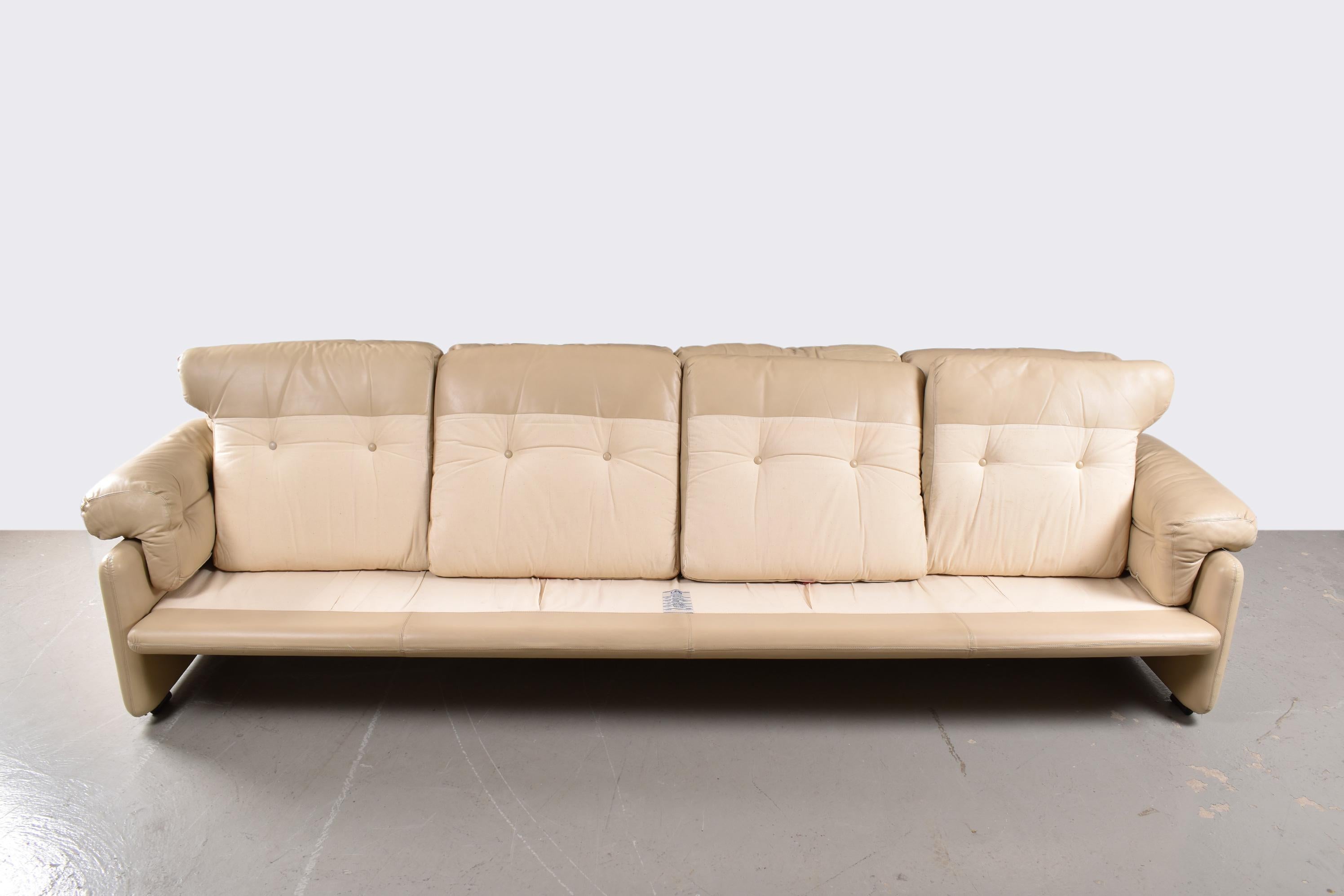Afra und Tobia Scarpa Coronado Elfenbeinfarbenes Viersitzer-Sofa aus Leder, Italien, 1980 im Angebot 4