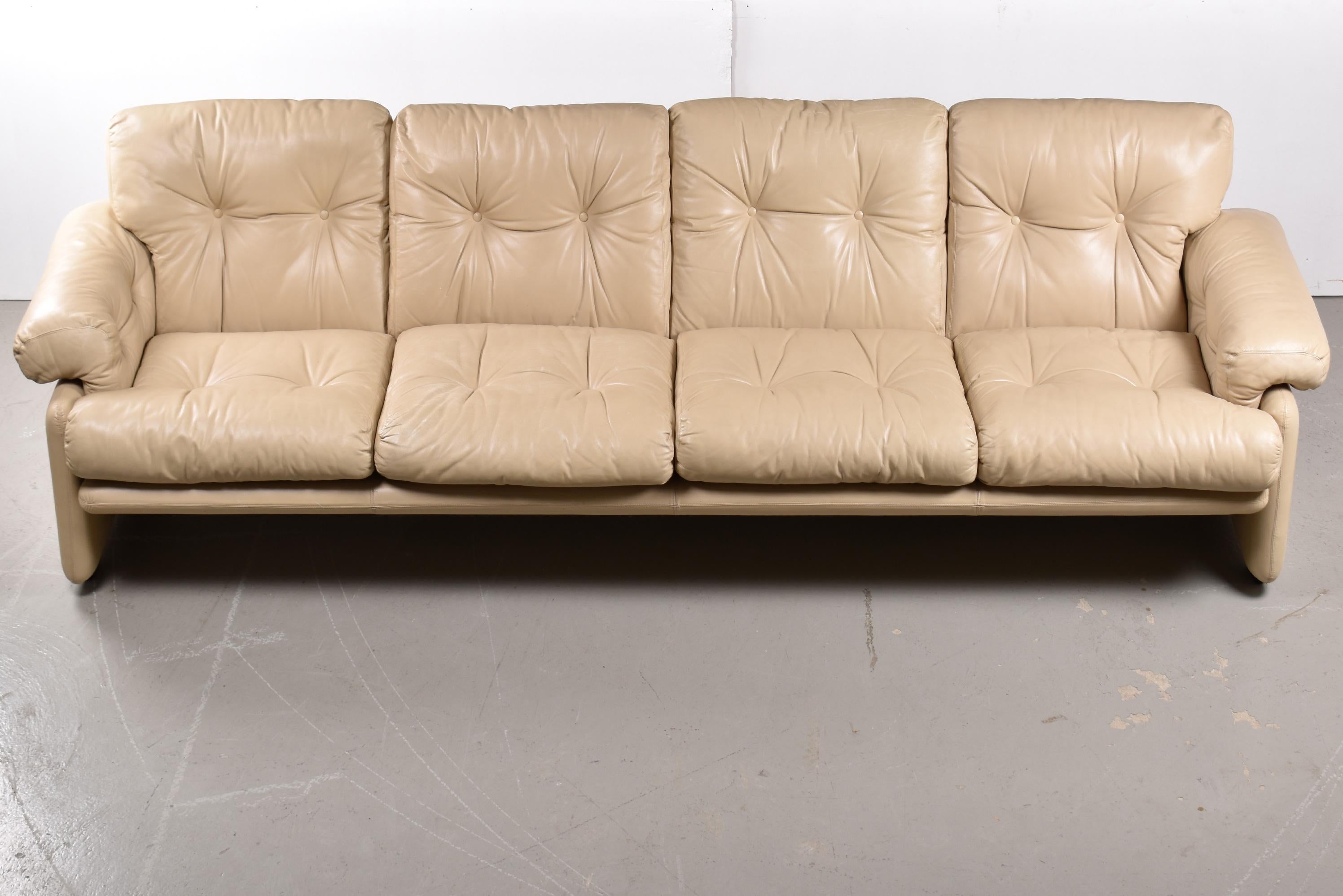 Schönes Viersitzer-Sofa aus elfenbeinfarbenem Leder, entworfen von Tobia und Afra Scarpa.
Dieses sehr bequeme Sofa mit seinen tiefen, flauschigen Kissen und dem hochwertigen Leder ist das Flaggschiff der 