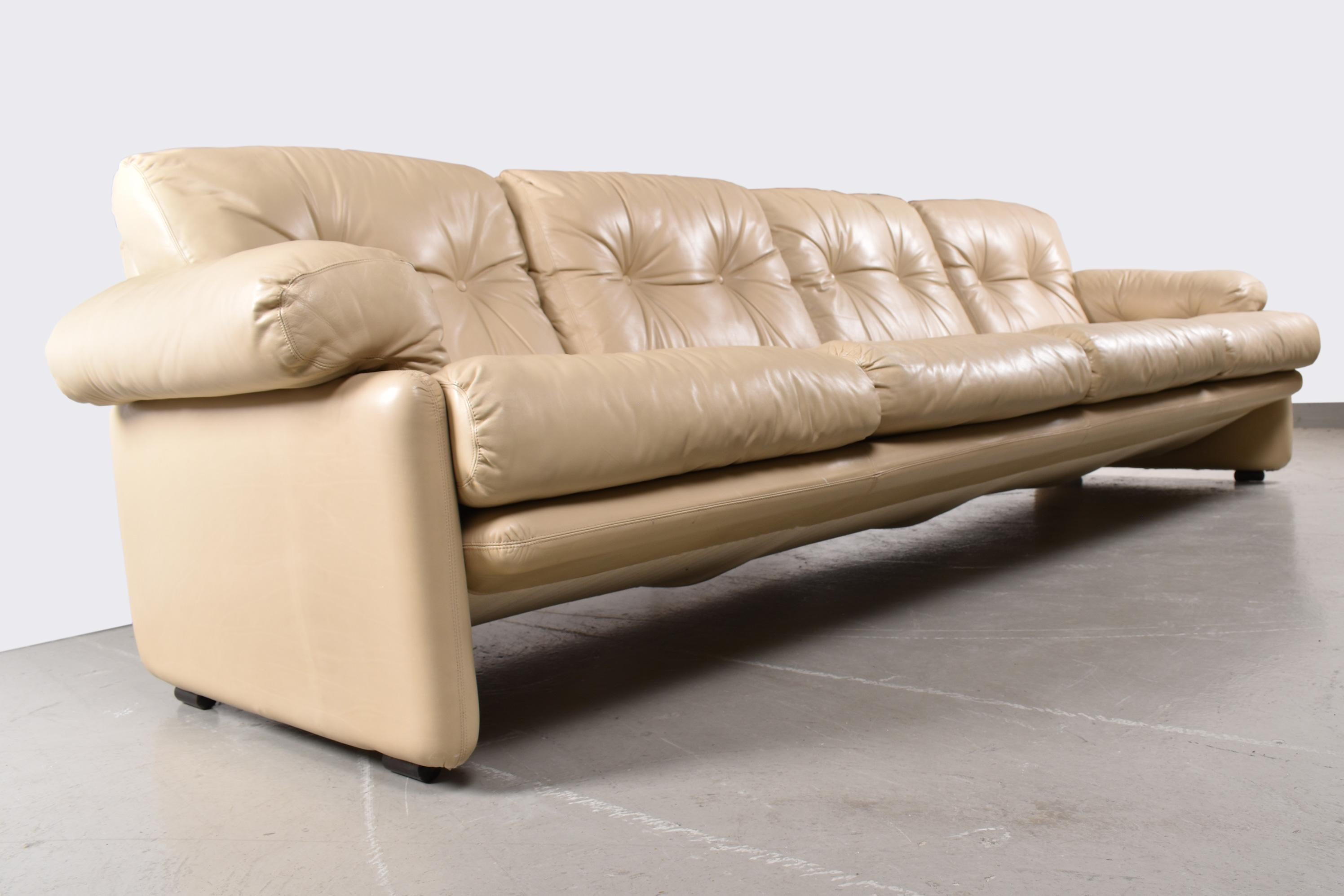 Afra und Tobia Scarpa Coronado Elfenbeinfarbenes Viersitzer-Sofa aus Leder, Italien, 1980 (Italienisch) im Angebot