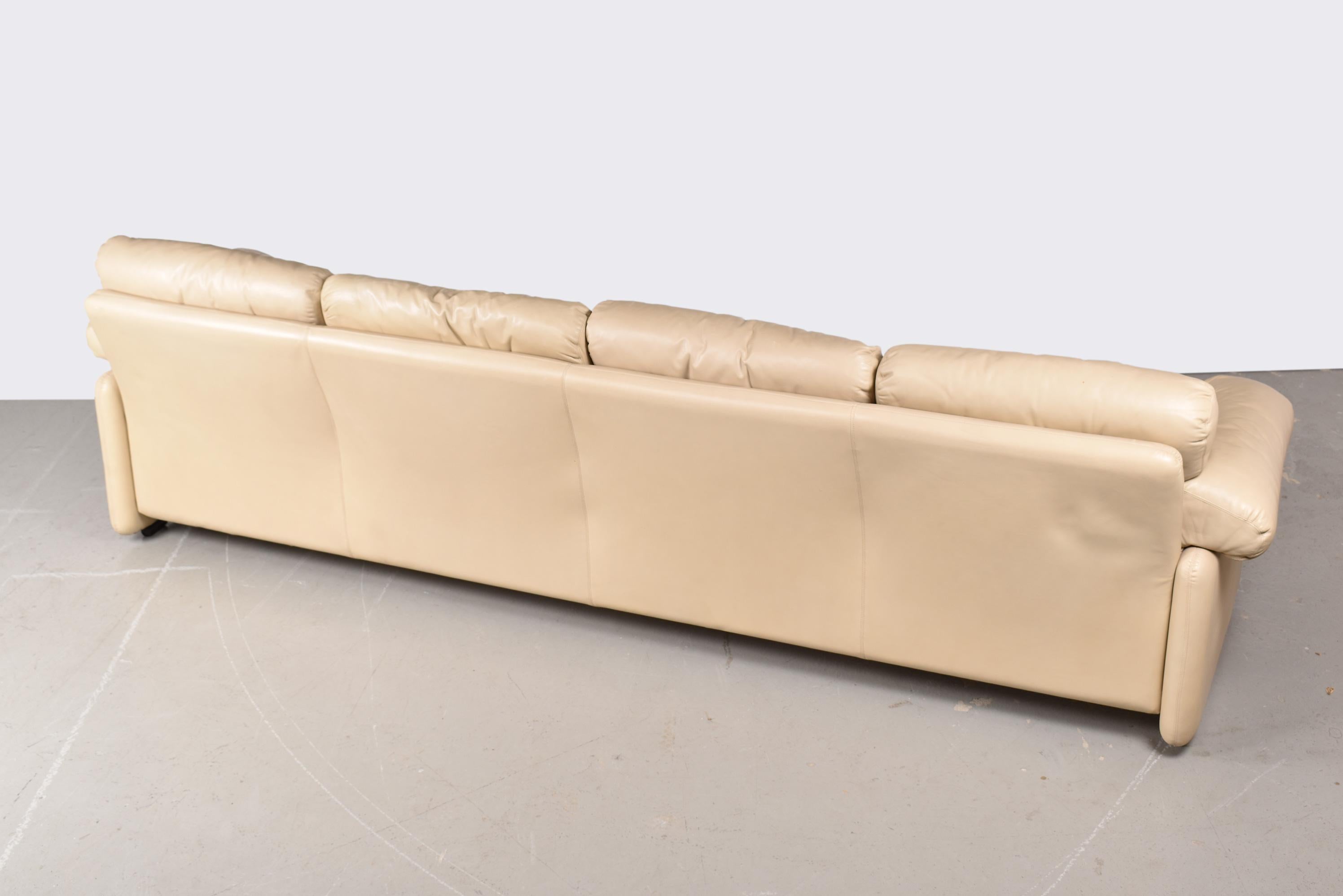 Late 20th Century Afra and Tobia Scarpa Coronado Ivory Leather Four Seater Sofa, Italy, 1980 For Sale