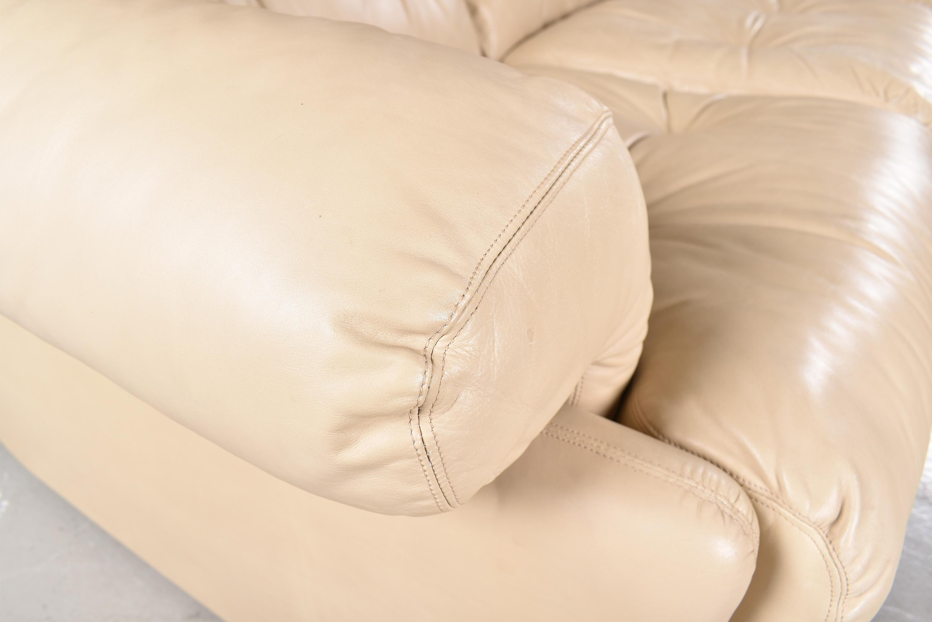Afra und Tobia Scarpa Coronado Elfenbeinfarbenes Viersitzer-Sofa aus Leder, Italien, 1980 im Angebot 1