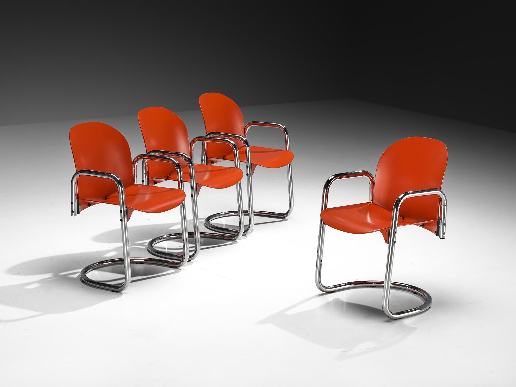 Afra & Tobia Scarpa per B&B Italia, sedie da pranzo 'Dialogo Dessau', acciaio cromato, plastica laccata, Italia, 1974

La sedia Dialogo Dessau, con la sua caratteristica base a sbalzo e i braccioli integrati, mette in mostra l'impegno del duo Scarpa