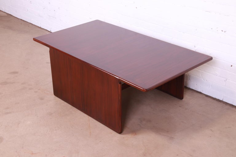 A gorgeous Mid-Century Modern rosewood coffee or cocktail table

By Afra and Tobia Scarpa for B&B Italia

Italy, Circa 1970s

Measures: 49.5