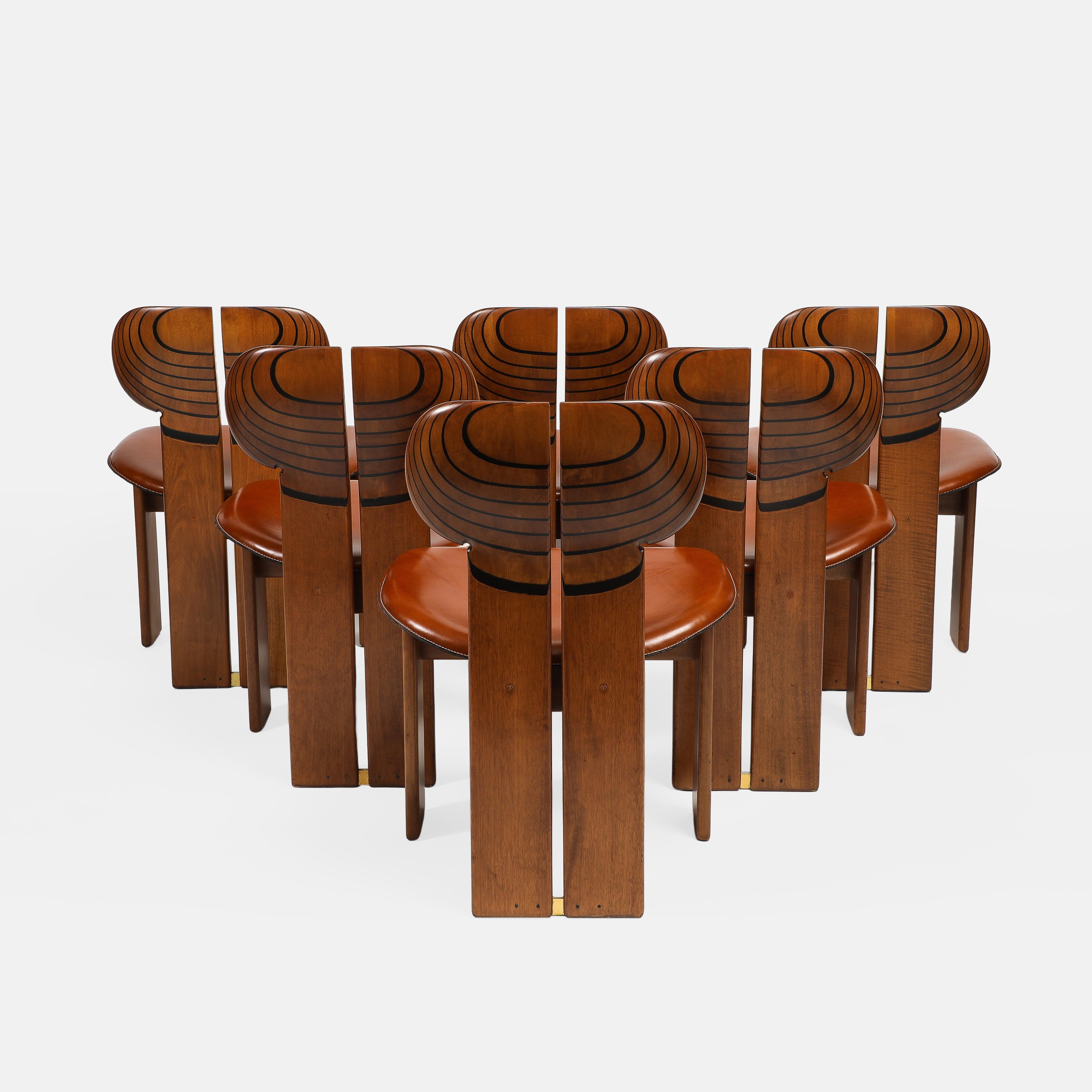 Mid-Century moderno Afra & Tobia Scarpa per Maxalto Set di dodici sedie da pranzo in noce d'Africa 1975 in vendita