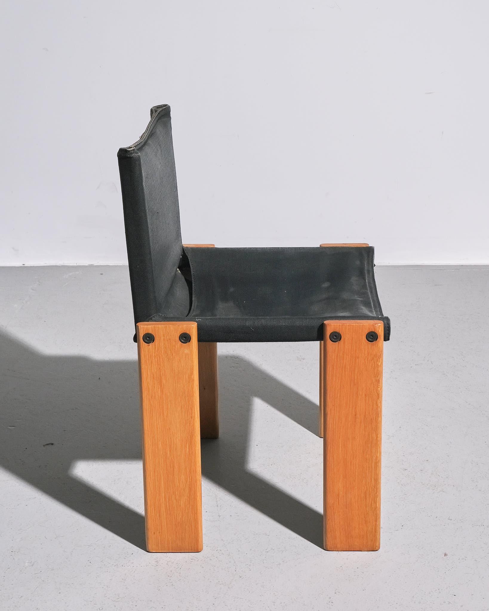 Conçu par Afra et Tobia Scarpa pour Molteni dans les années 1970, cet ensemble de quatre chaises 