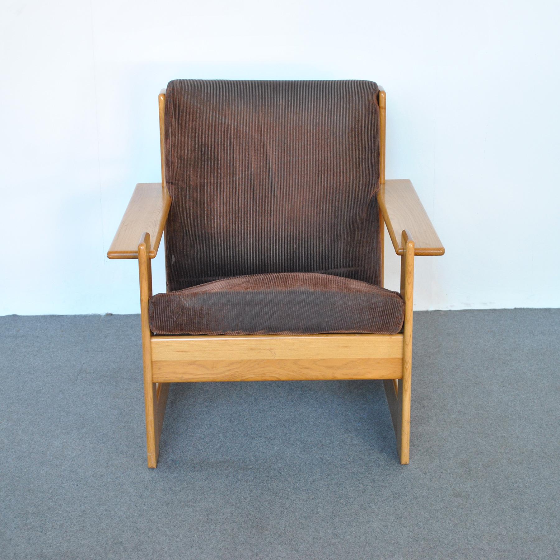 Satz von zwei Sesseln Struktur in hellem Holz mit Polsterung, Vintage Samt Kissen, Molteni 70s Produktion attr. Afra und Tobia Scarpa.