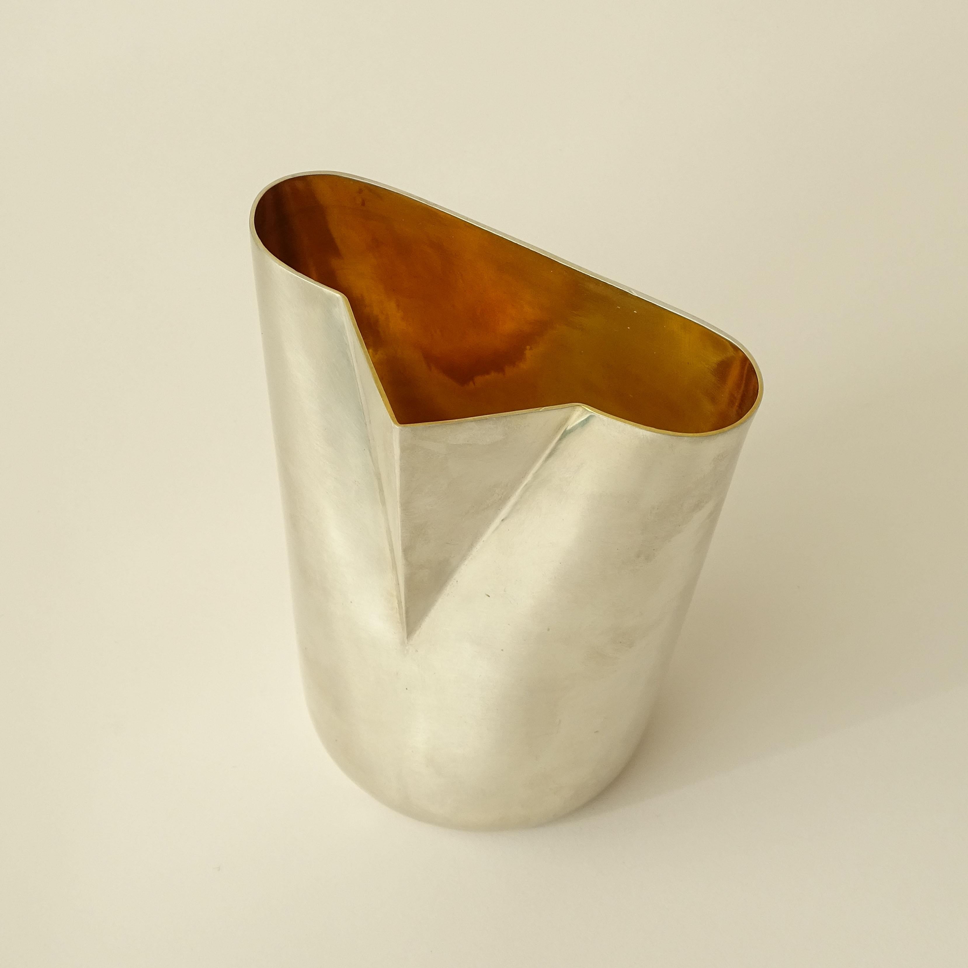 Splendide pichet en argent et plaqué or de Afra et Tobia Scarpa magnifiquement réalisé à la main pour San Lorenzo
Italie années 1990