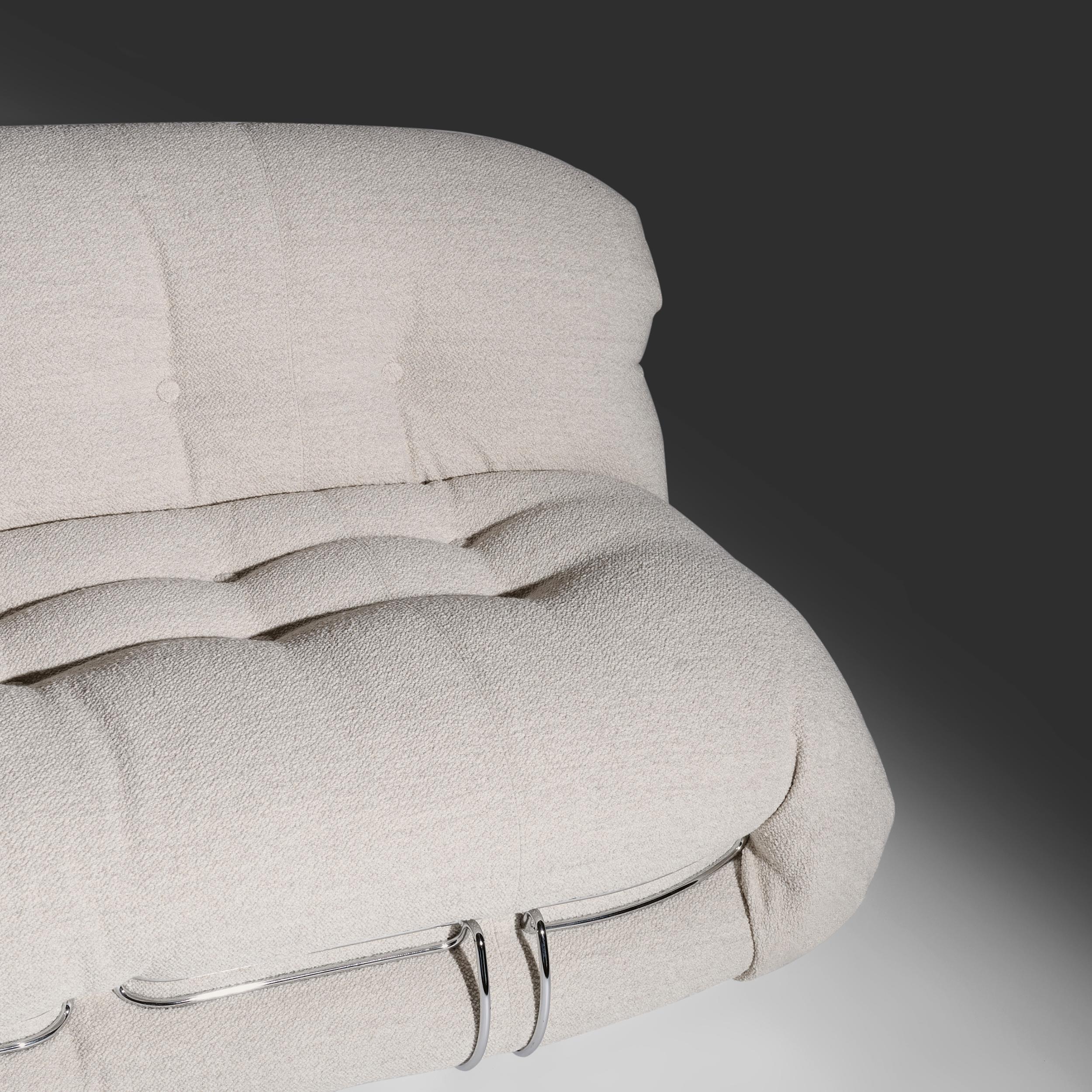 Disegnata originariamente da Afra & Tobia Scarpa nel 1969, la sua silhouette distintiva ha segnato la storia del design. Prodotta da Cassina a partire dagli anni '70, la collezione Soriana voleva esprimere bellezza e comfort utilizzando un intero