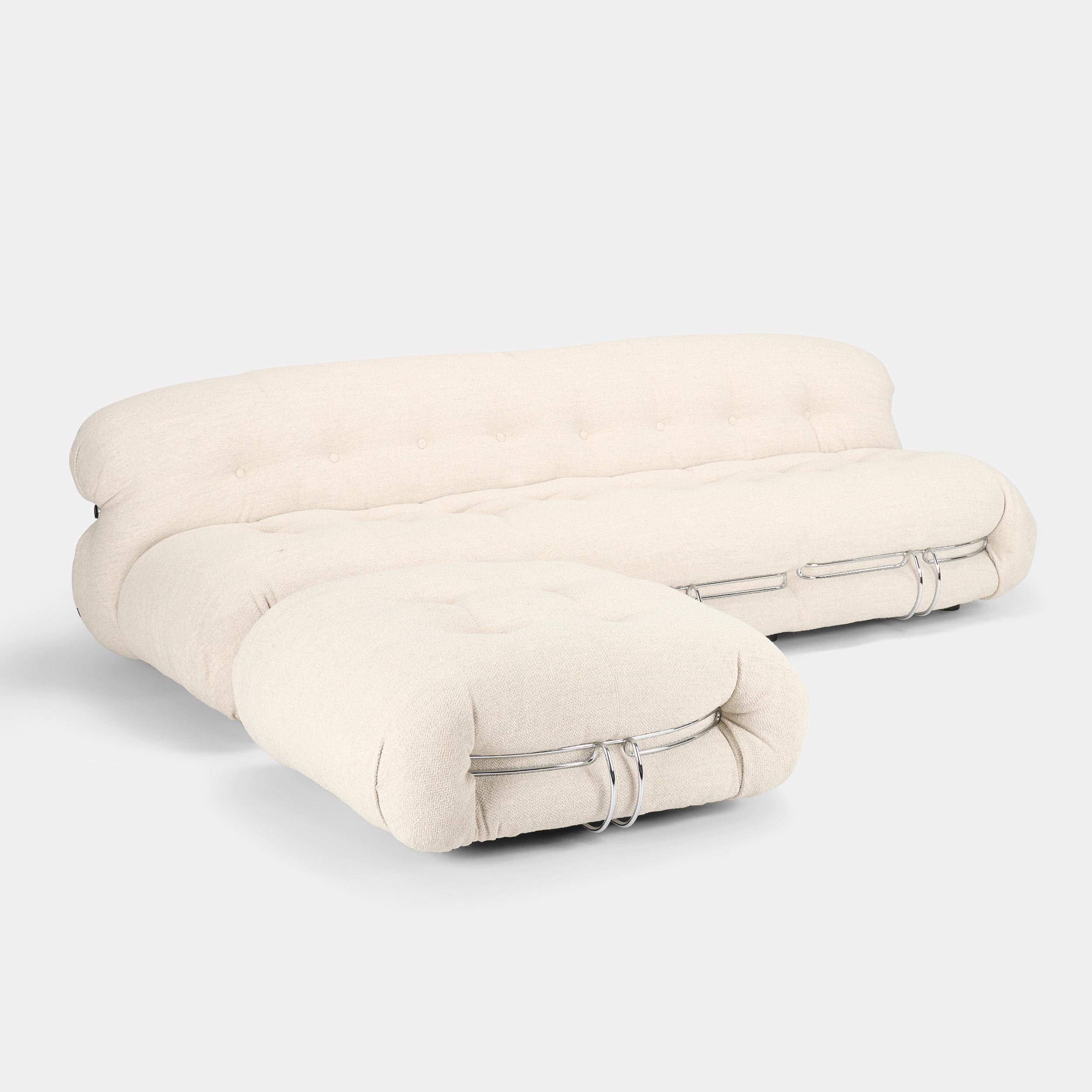 Italiano Divano Soriana a 4 posti di grandi dimensioni di Afra & Tobia Scarpa con pouf per Cassina. in vendita