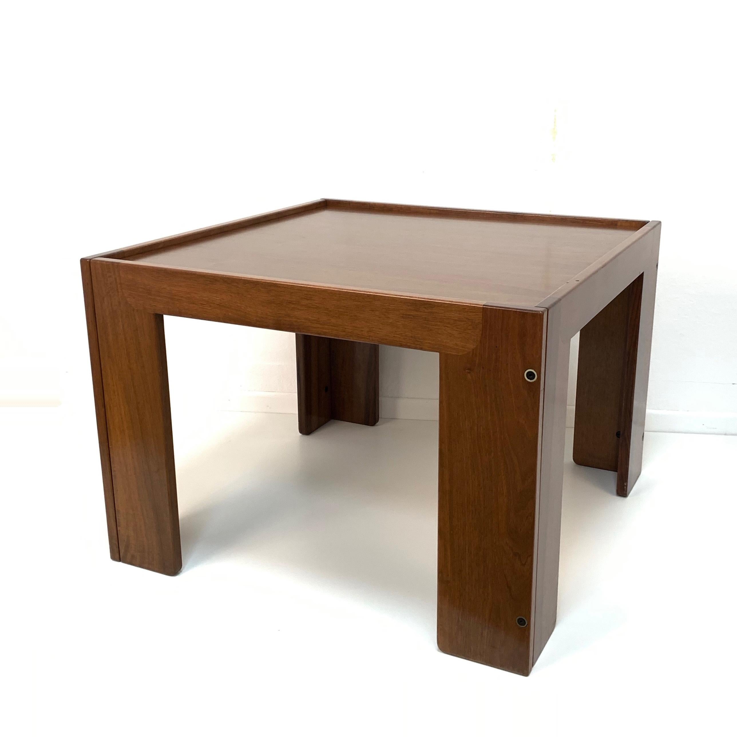 Amazing midcentury maple squared coffee table. It was produced in Italy during the 1960s by Cassina and designed by Afra and Tobia Scarpa.

This squared table (measures: cm 75 x 75 x 52) has a removable and folding maple top. It has signs of light