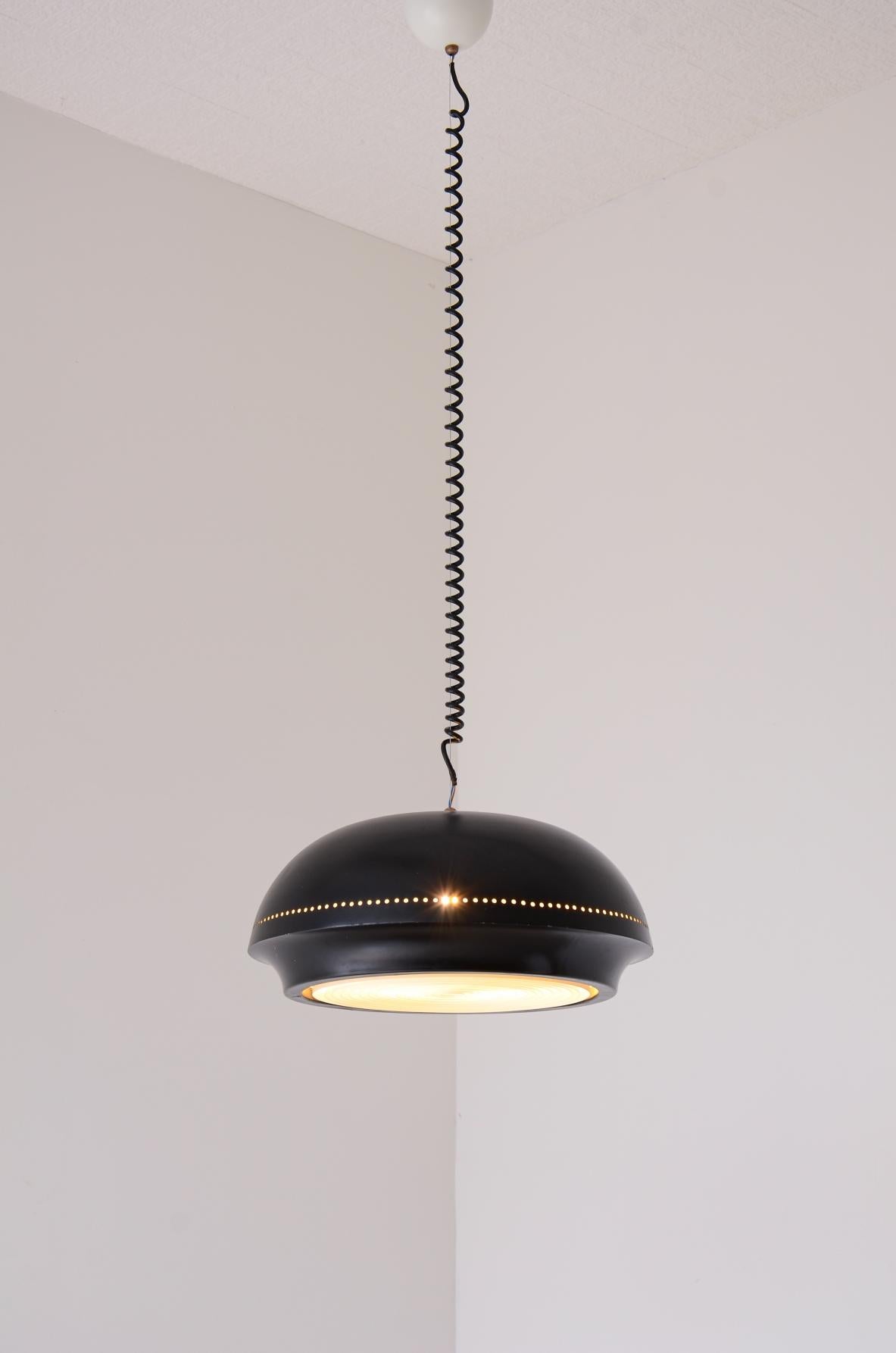 Mid-Century moderno Afra & Tobia Scarpa  Lampada a sospensione in metallo laccato nero in vendita