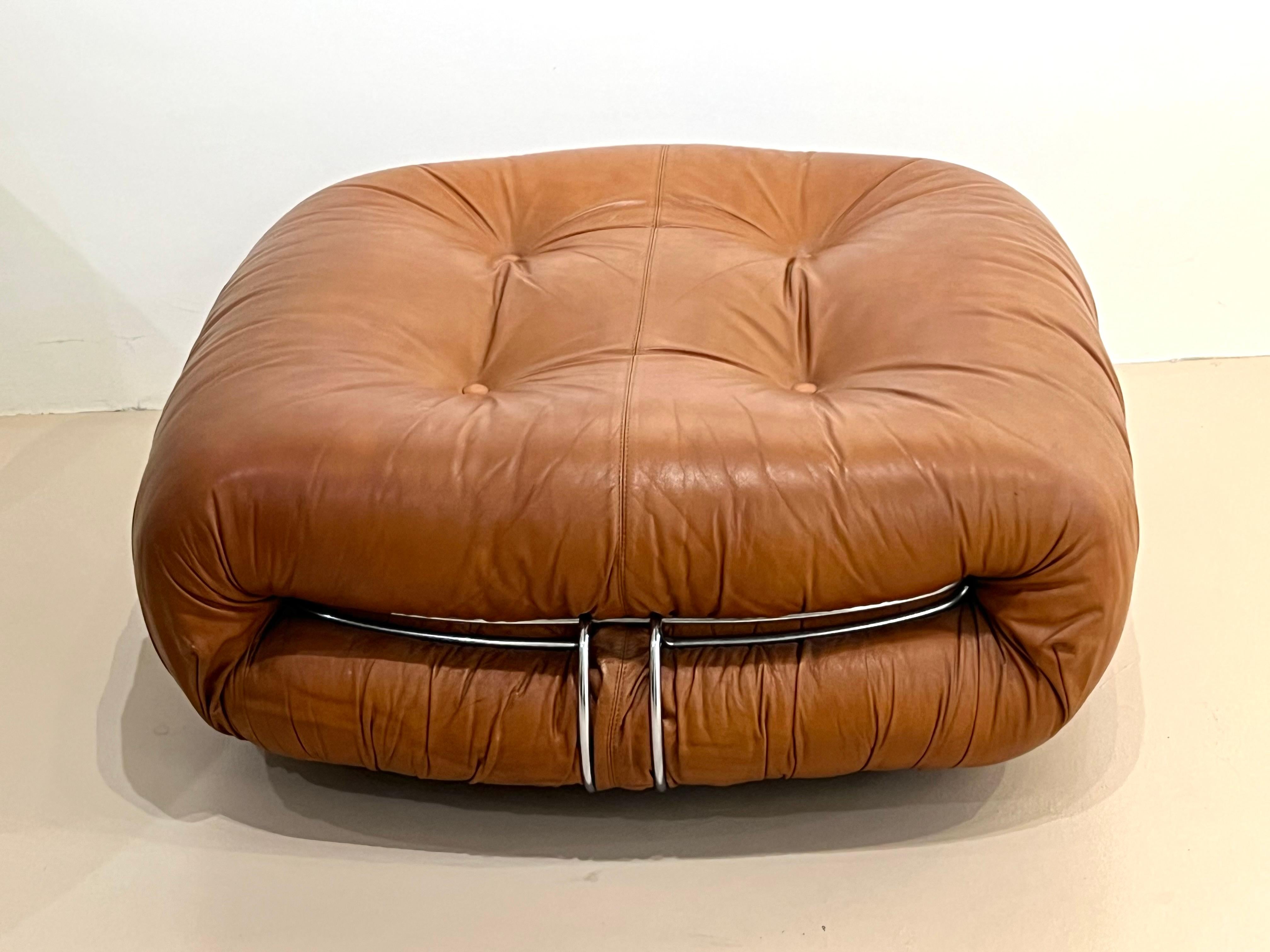 Un pouf in pelle di Afra & Tobia Scarpa Soriana di Cassina. 
