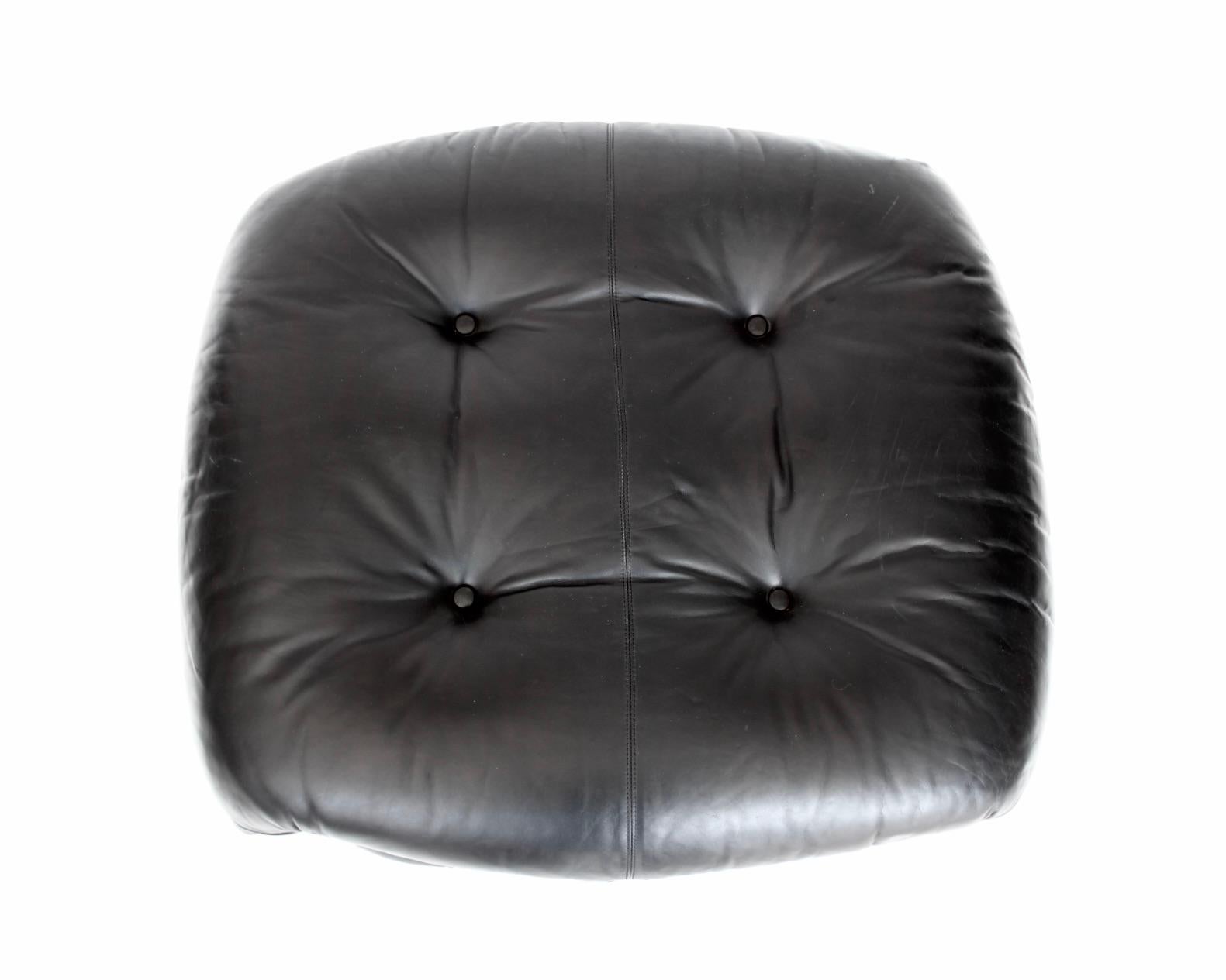 Afra and Tobia Scarpa Soriana Leather Ottoman for Cassina In Good Condition For Sale In Chicago, IL