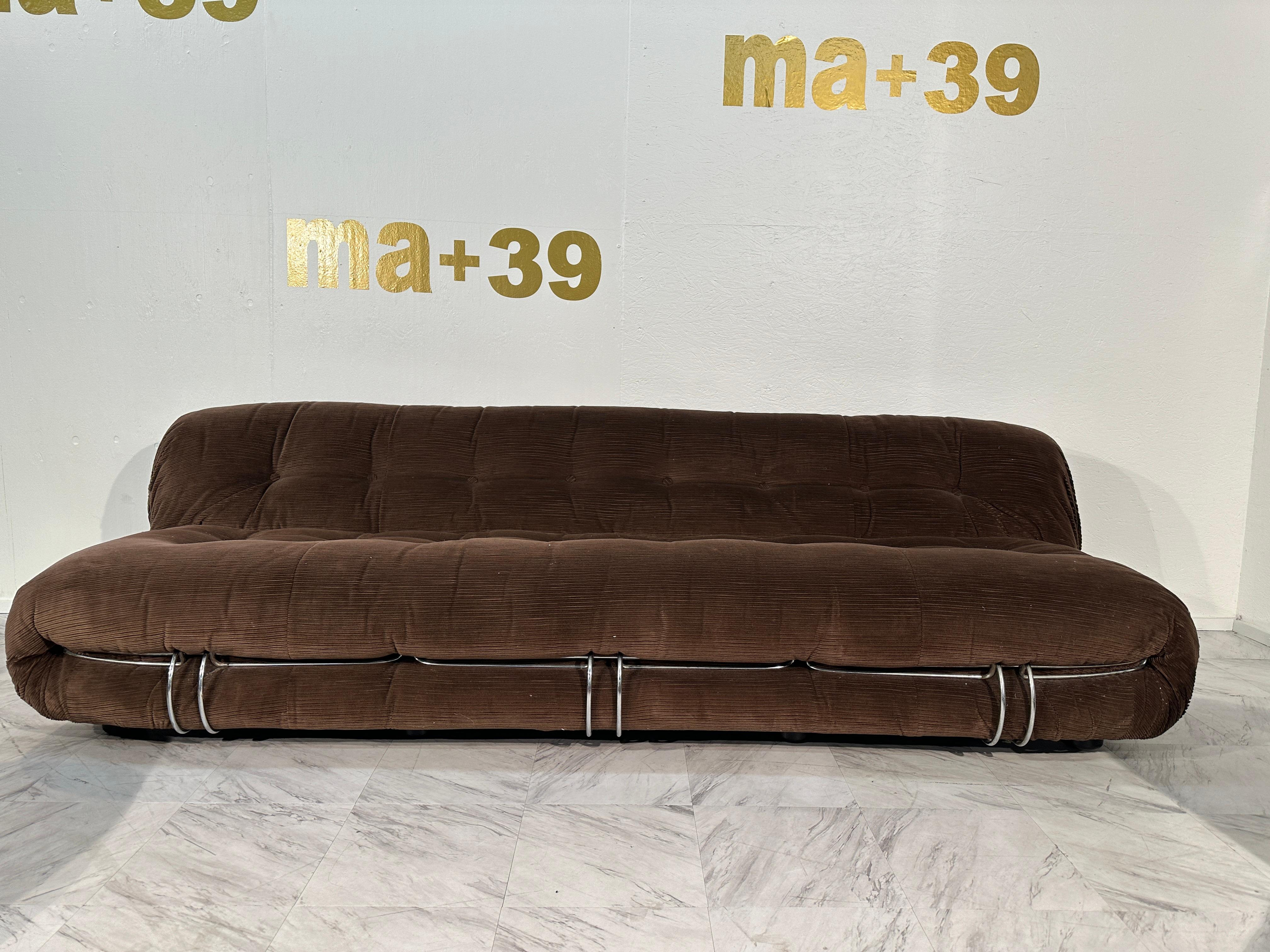 “Soriana” three seat velvet sofa by Afra and Tobia Scarpa from Italy, 1969. The Post-Modern sofa was manufactured by Cassina and features three front metal clamps. The Soriana collection was meant to express beauty and comfort by using a whole