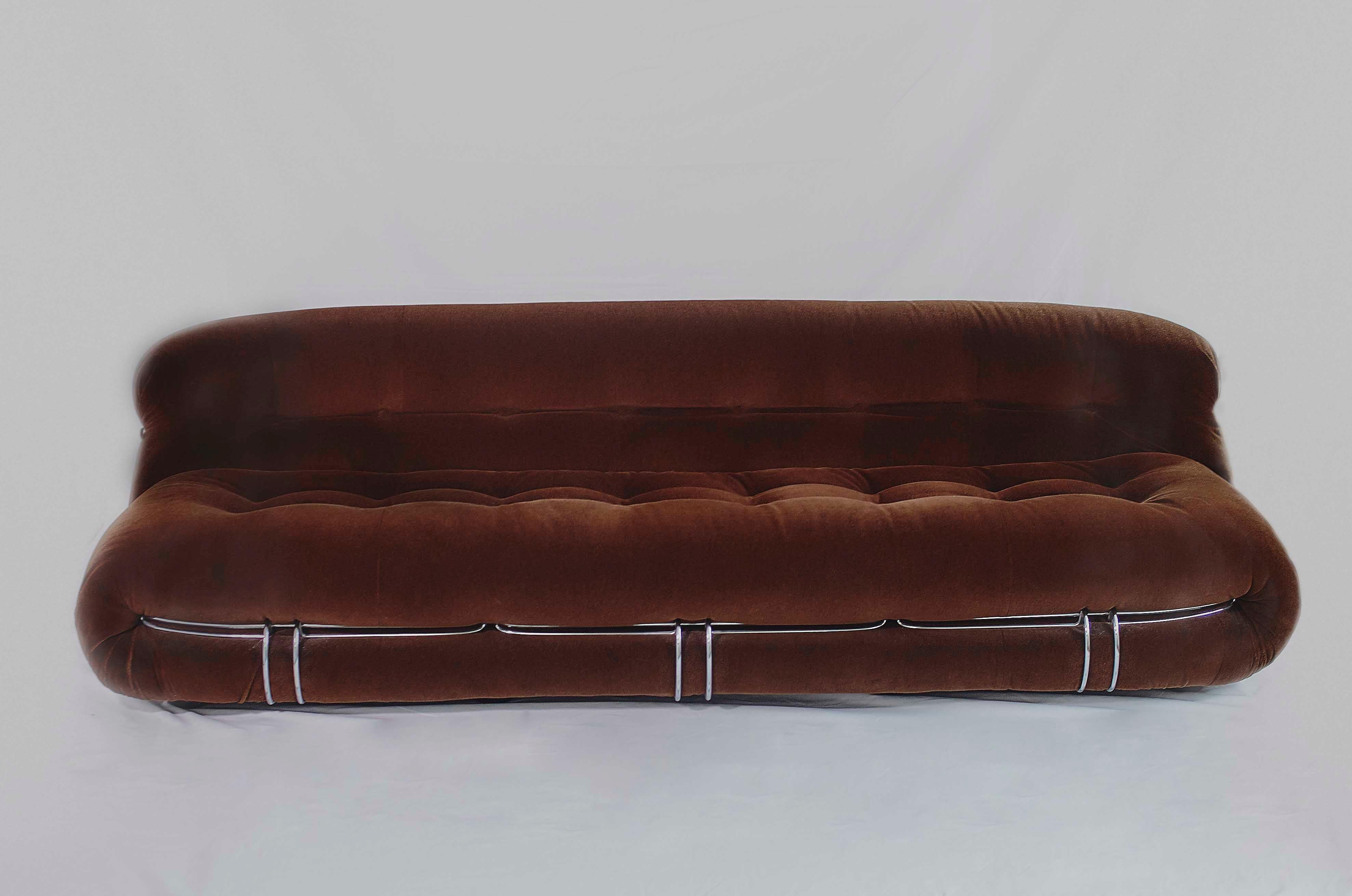 Soriana sofa design by Afra & Tobia Scarpa for Cassina 1970s.
This model has three front metal clamps, and his original brown velvet fabric.
Iconic Italian design piece, winner of the Compasso D'Oro in 1969.
The design idea of the Soriana was to