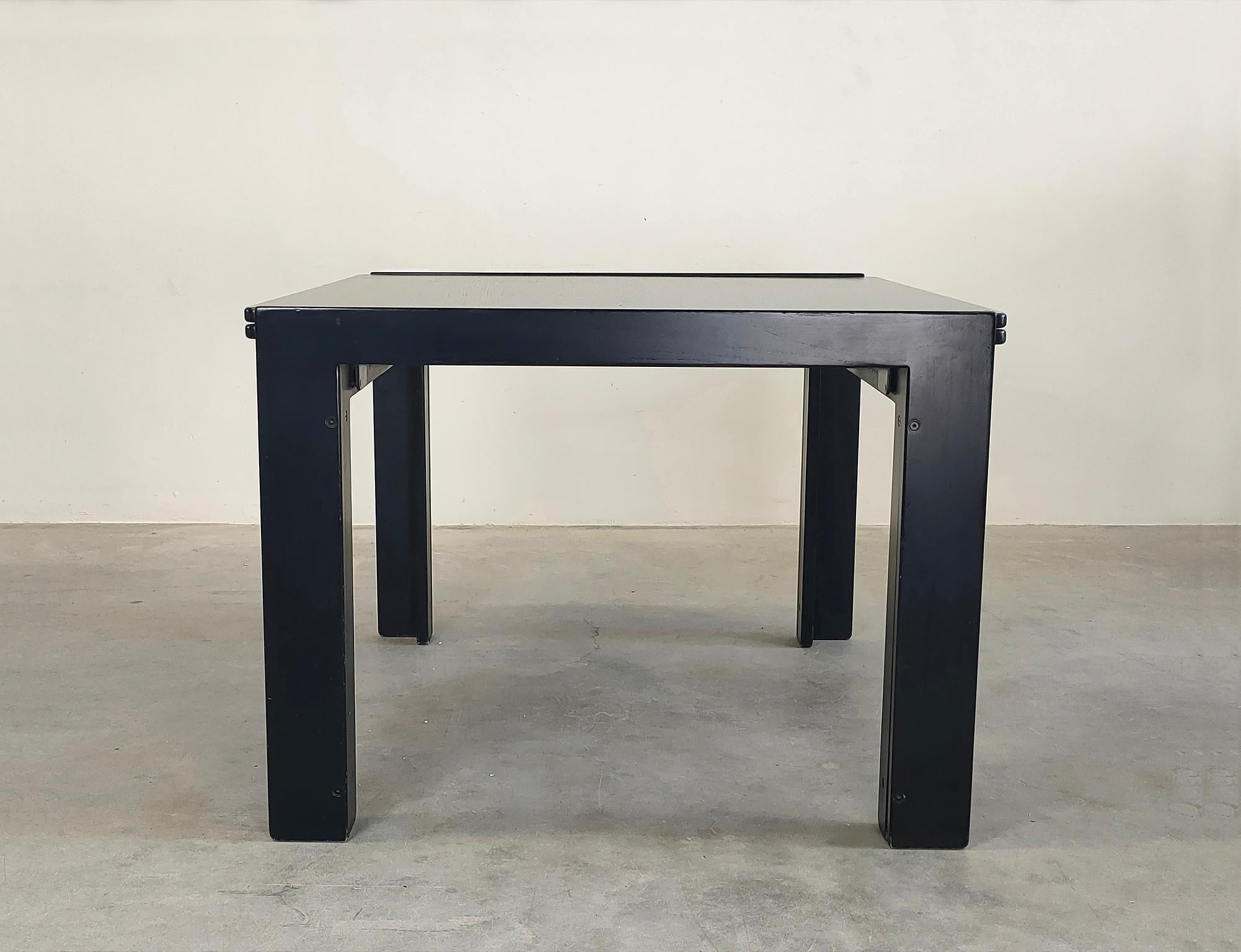 From 1963 to 1966 the architects Afra and Tobia Scarpa and the furniture manufacturing company Cassina collaborated together. During this period a number of furniture pieces were made, including the model 778 table.

Square extendible table, frame,