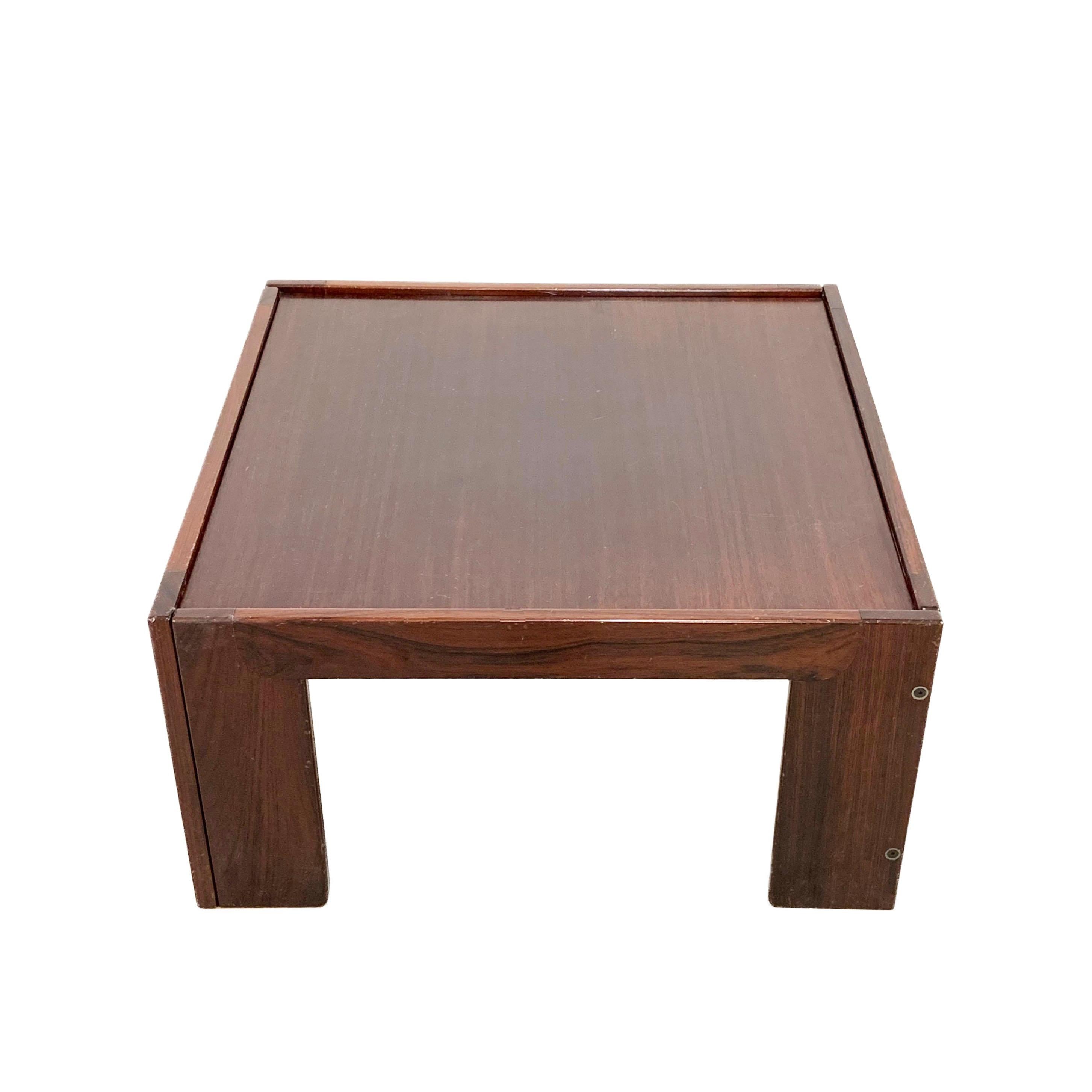 Cassina, coffee table (Afra & Tobia Scarpa, 1965)
Square table (75 x 75 x 39 cm) in rosewood designed by Afra & Tobia Scarpa for Cassina in 1965. Removable rosewood top.
Some light scratches and signs of use.
Easily removable and remountable for