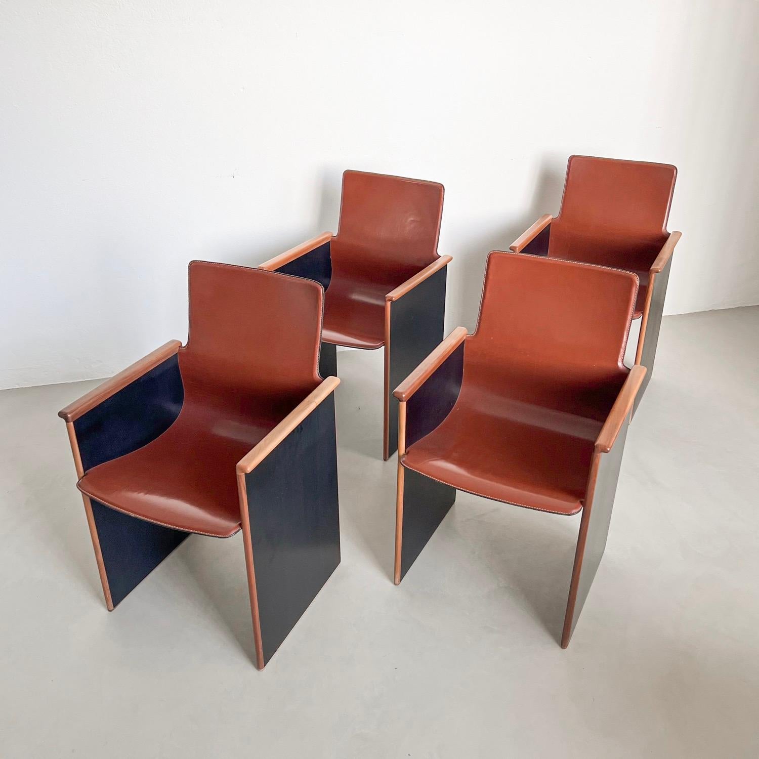 4 chaises de salle à manger sculpturales - Entryway Chais - Timeless design 

Rarissime ensemble de quatre chaises 